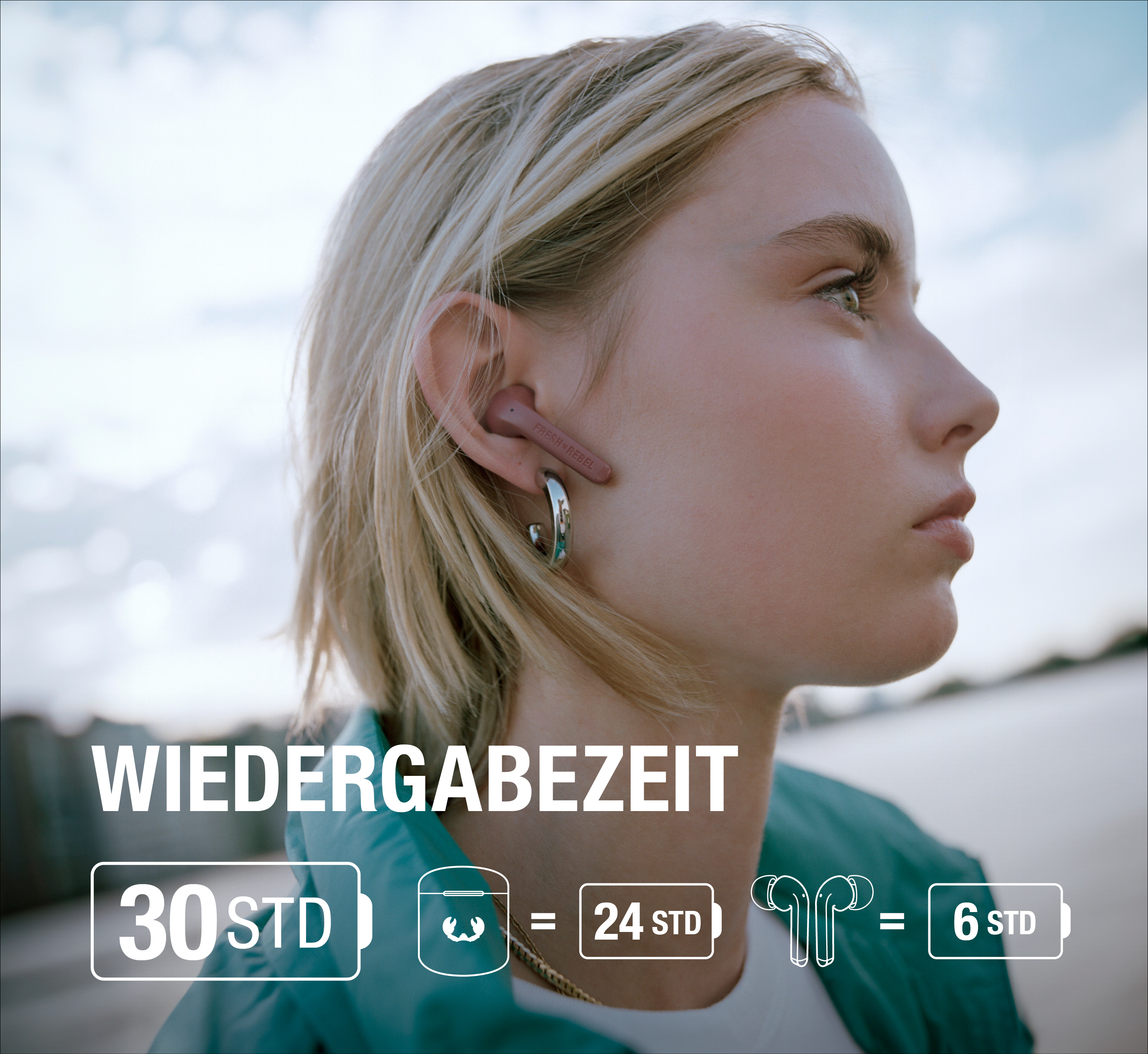 Eine blonde Frau trägt pinke In-Ear-Kopfhörer. Text zeigt 30 Stunden Wiedergabezeit.