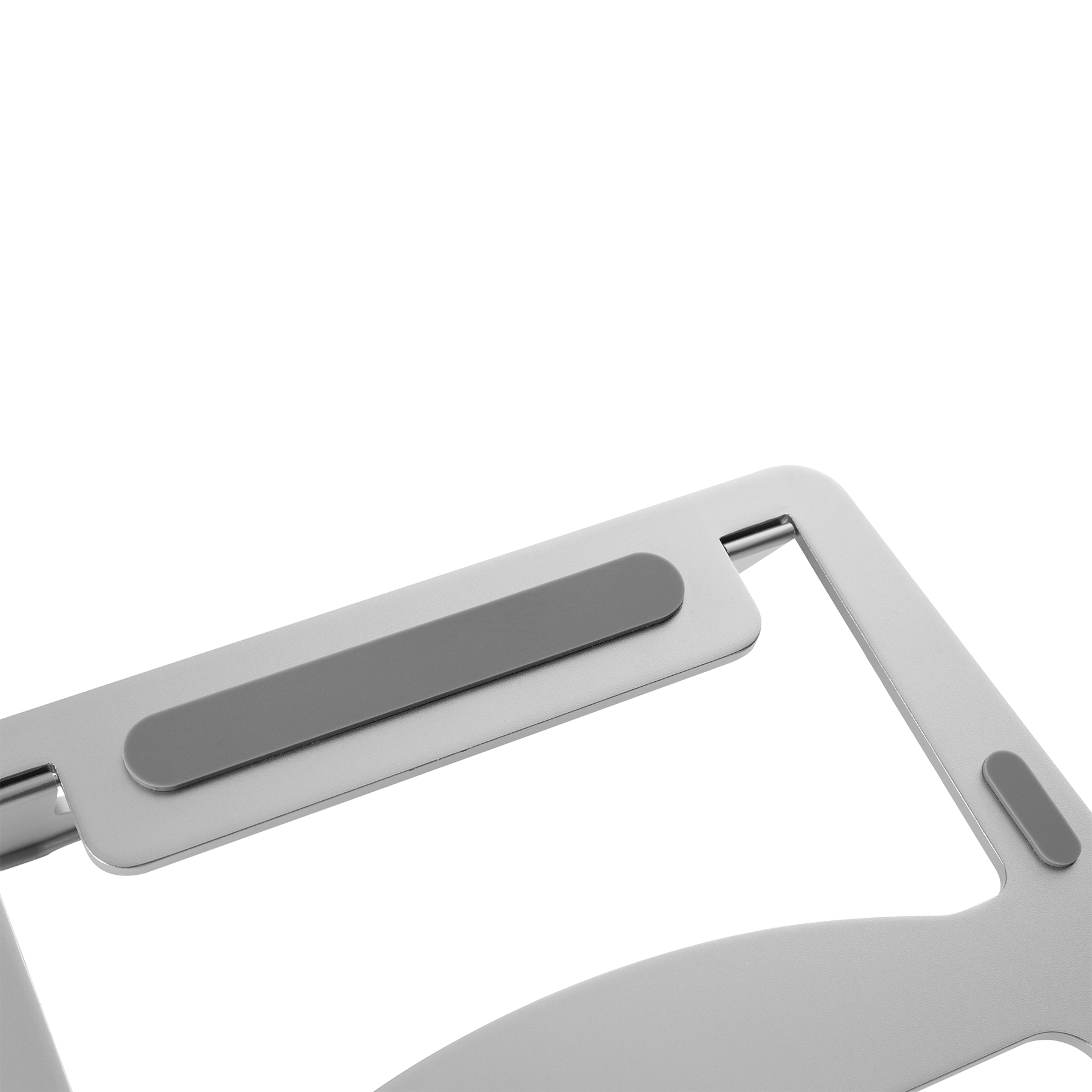 Nahaufnahme eines silbernen Laptopständers mit zwei grauen Pads zur Aufnahme eines Geräts; weißer Hintergrund.