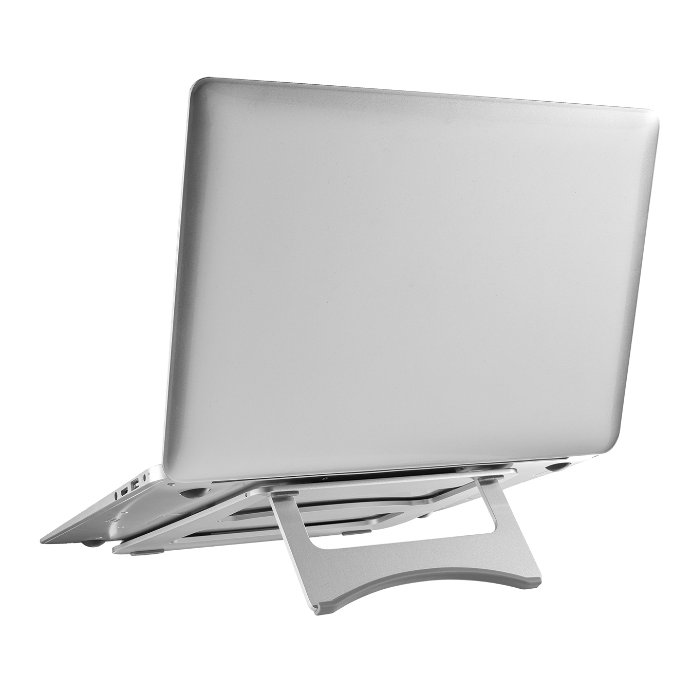 Laptop auf einem silbernen Ständer. Der Ständer hebt den Laptop in einem Winkel an.