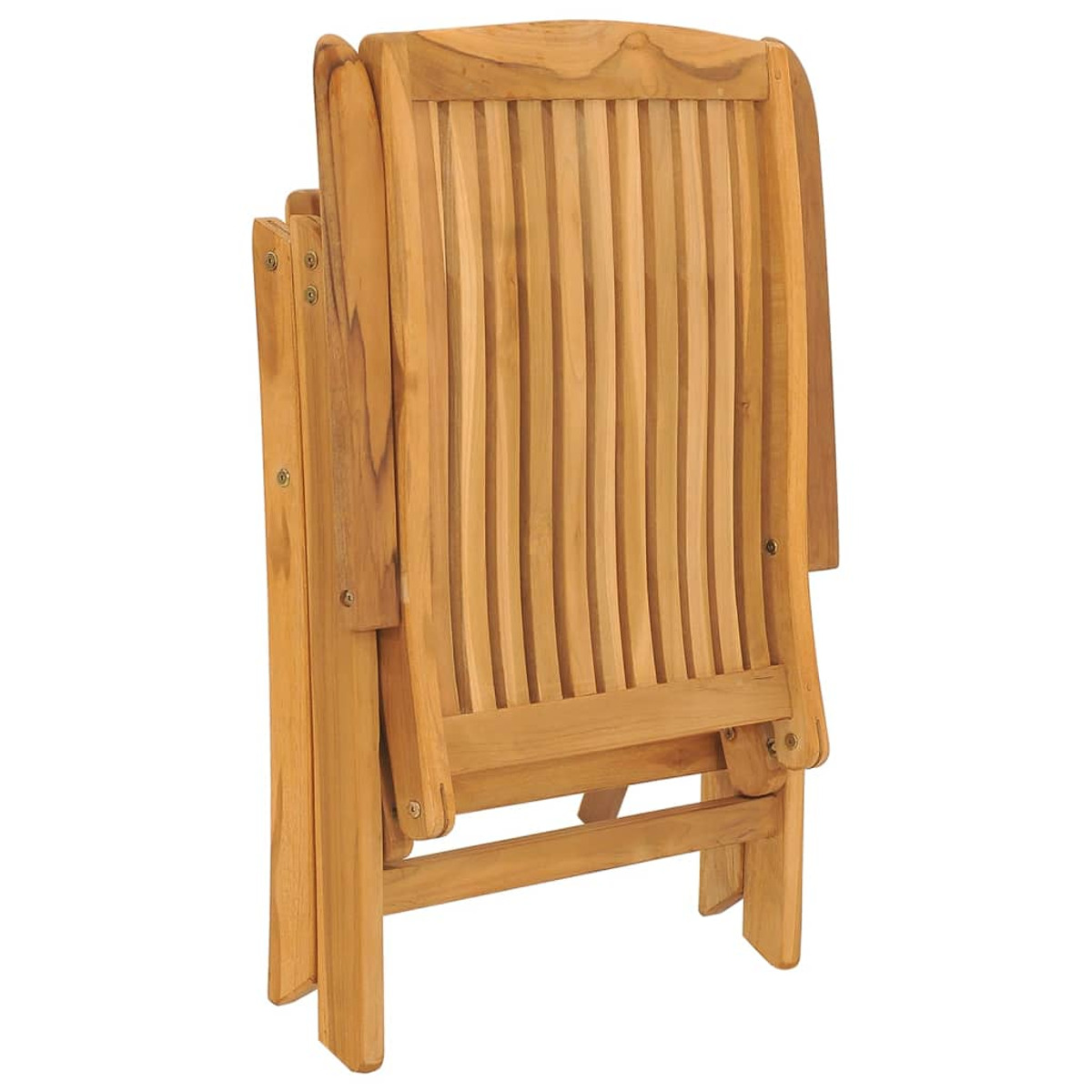 Holzklappstühle, die die Maserung zeigen. Die Stühle sind teilweise zum Verstauen zusammengeklappt.