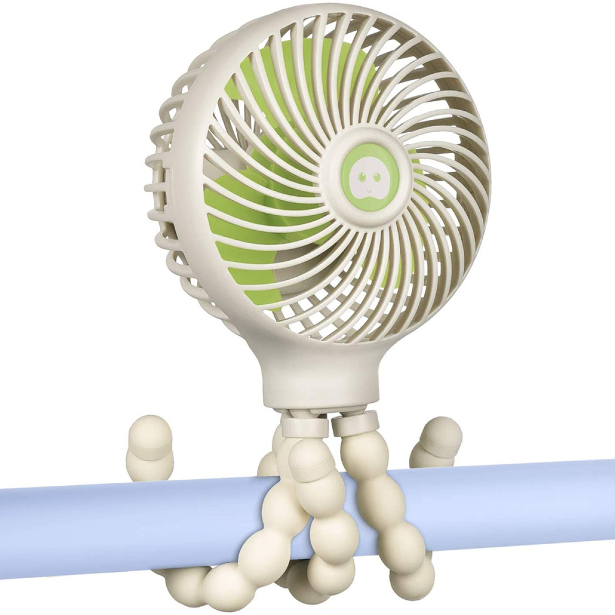 Ein kleiner weiß-grüner Ventilator, der mit flexiblen Beinen an einer blauen Stange befestigt ist.