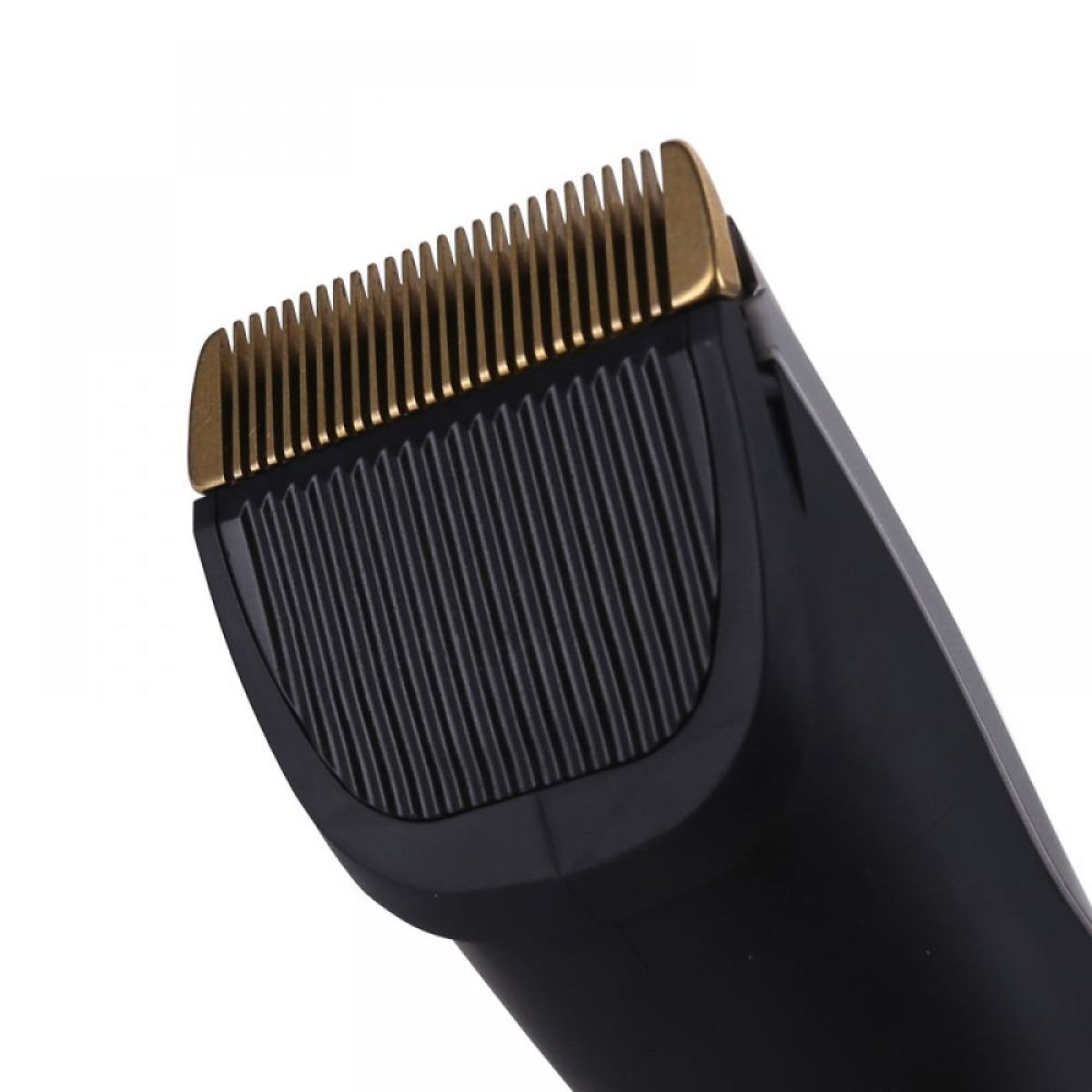 Nahaufnahme einer schwarzen und goldenen Haarschneidemaschinenklinge. Die Klinge befindet sich vor einem weißen Hintergrund.