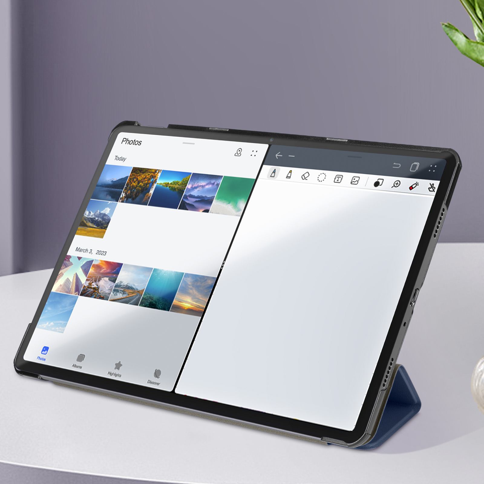 Tablet con un'app di disegno aperta. Lo schermo mostra un disegno e una galleria di foto. Custodia blu.