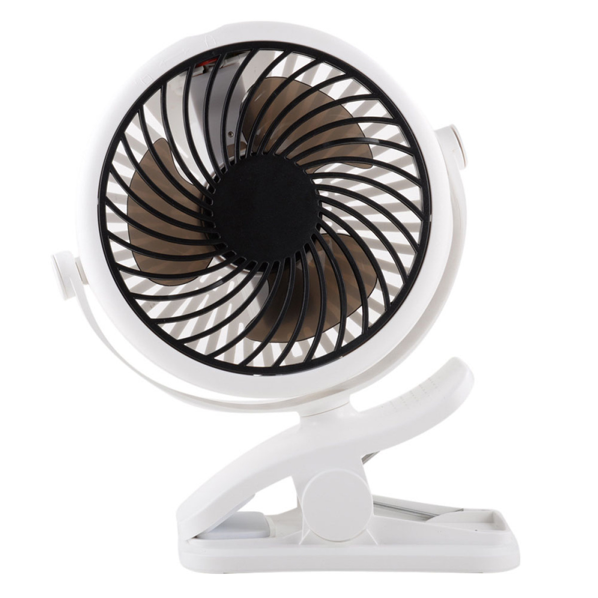 Ein weißer Ventilator mit braunen Flügeln, einem Clip und einem abgerundeten Sockel. Der Hintergrund ist weiß.