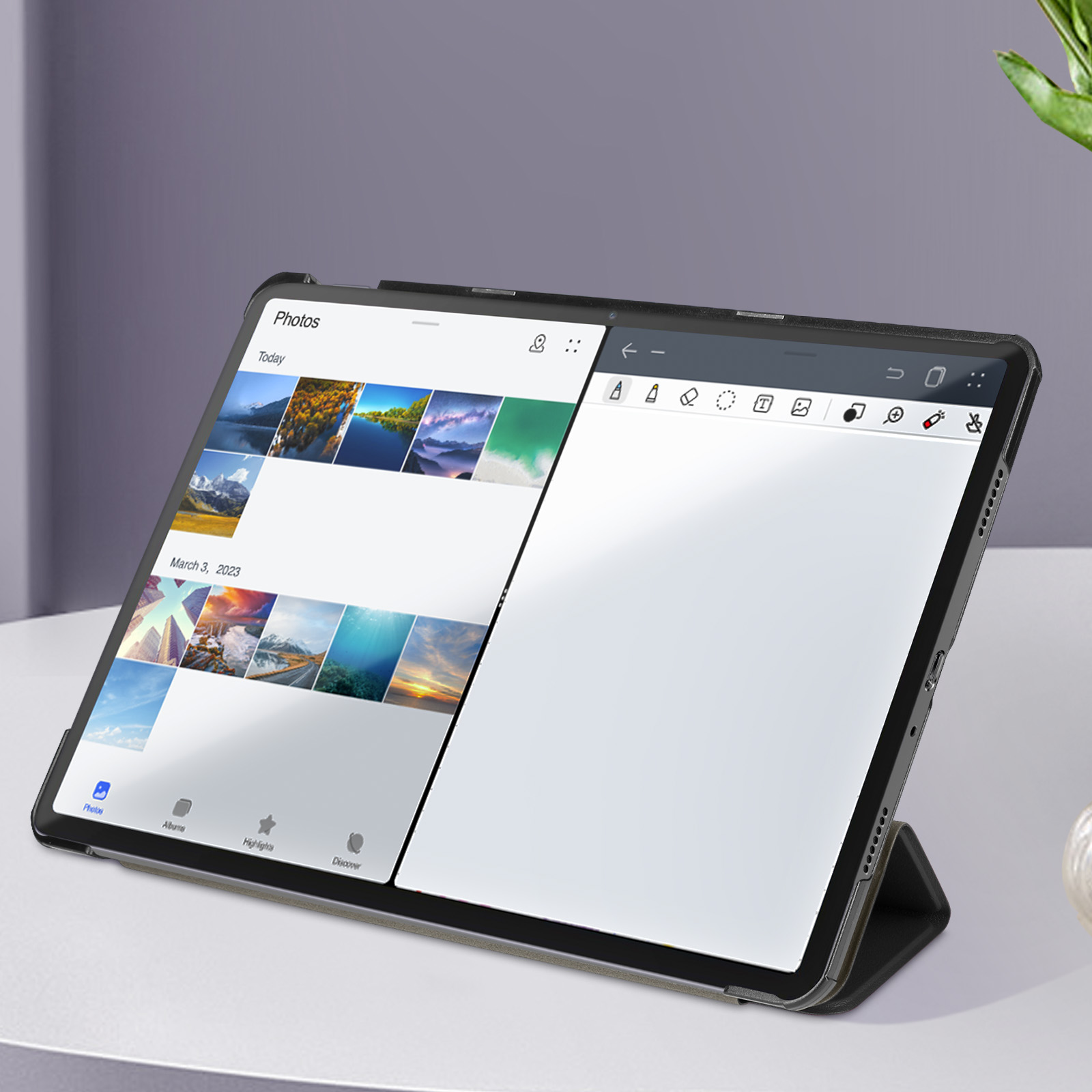 Tablet che mostra un'interfaccia dell'app Foto con immagini e un'area di scrittura digitale.