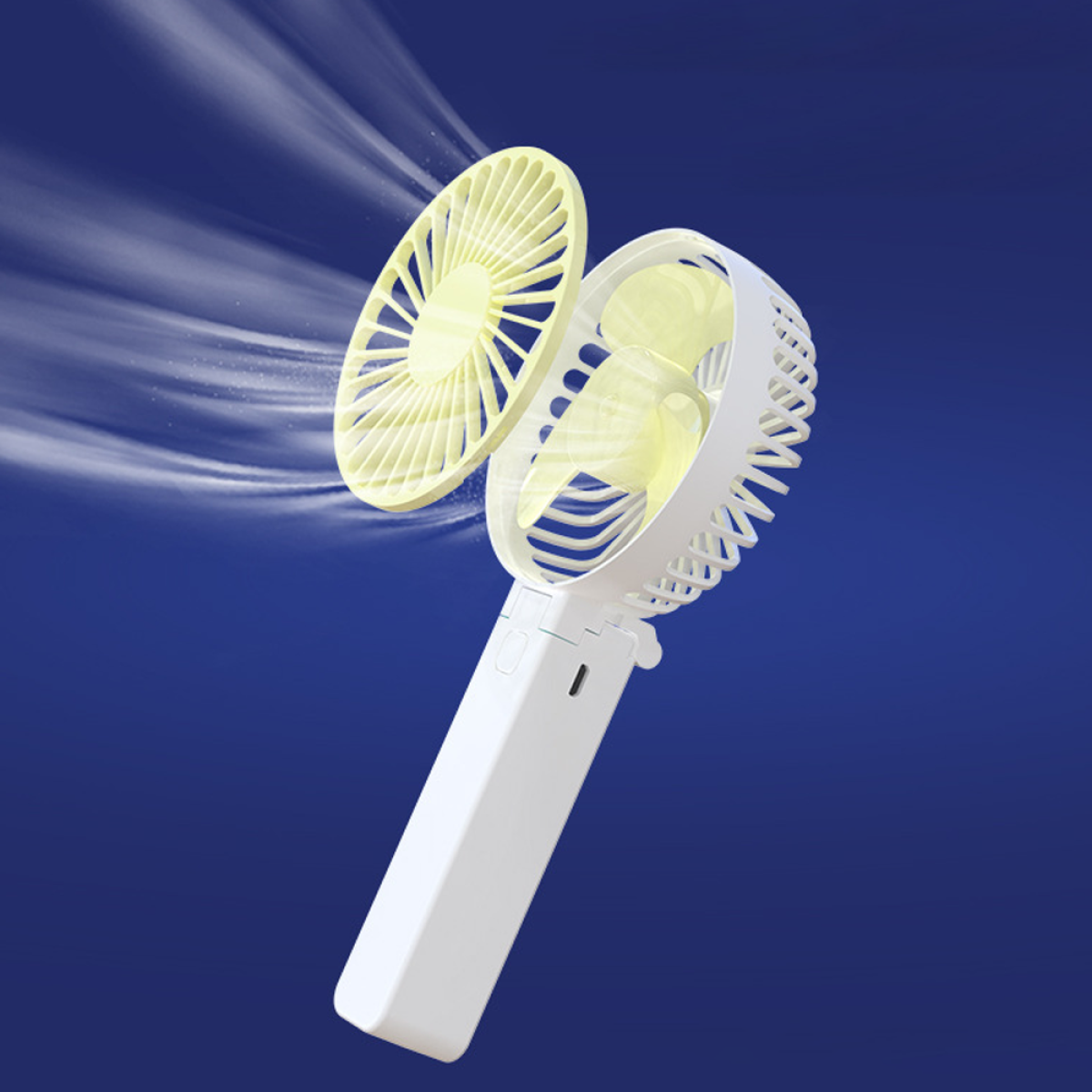 Weißer Handventilator mit gelben Flügeln. Blauer Hintergrund mit weißem Luft-Effekt.