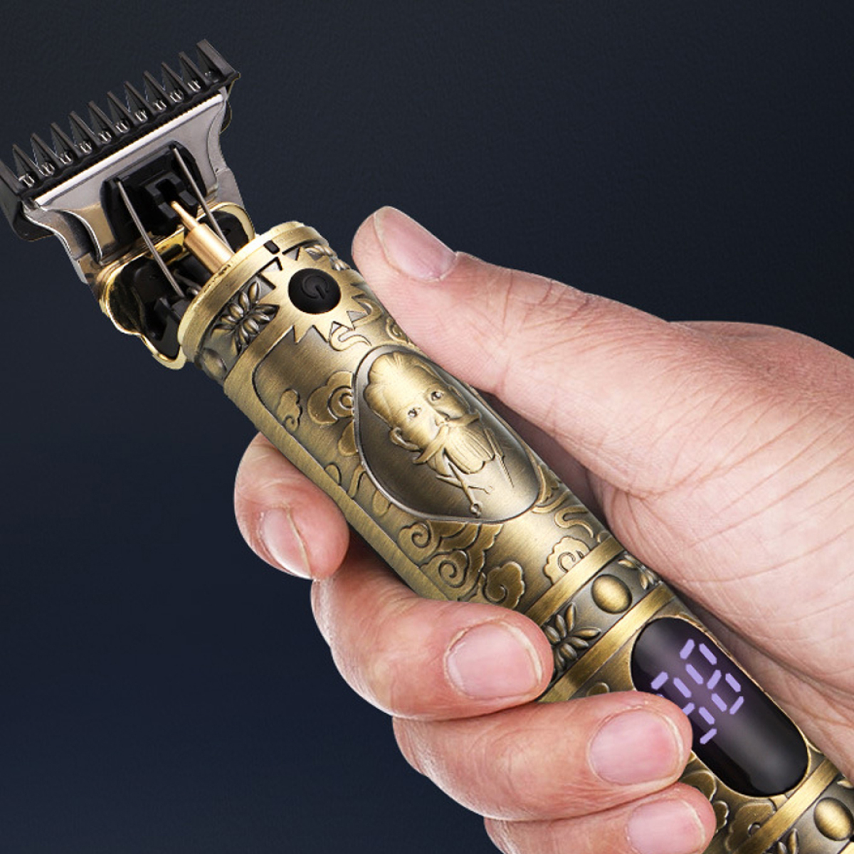 Hand hält einen gold-bronzenen Haarschneider. Digitalanzeige sichtbar.