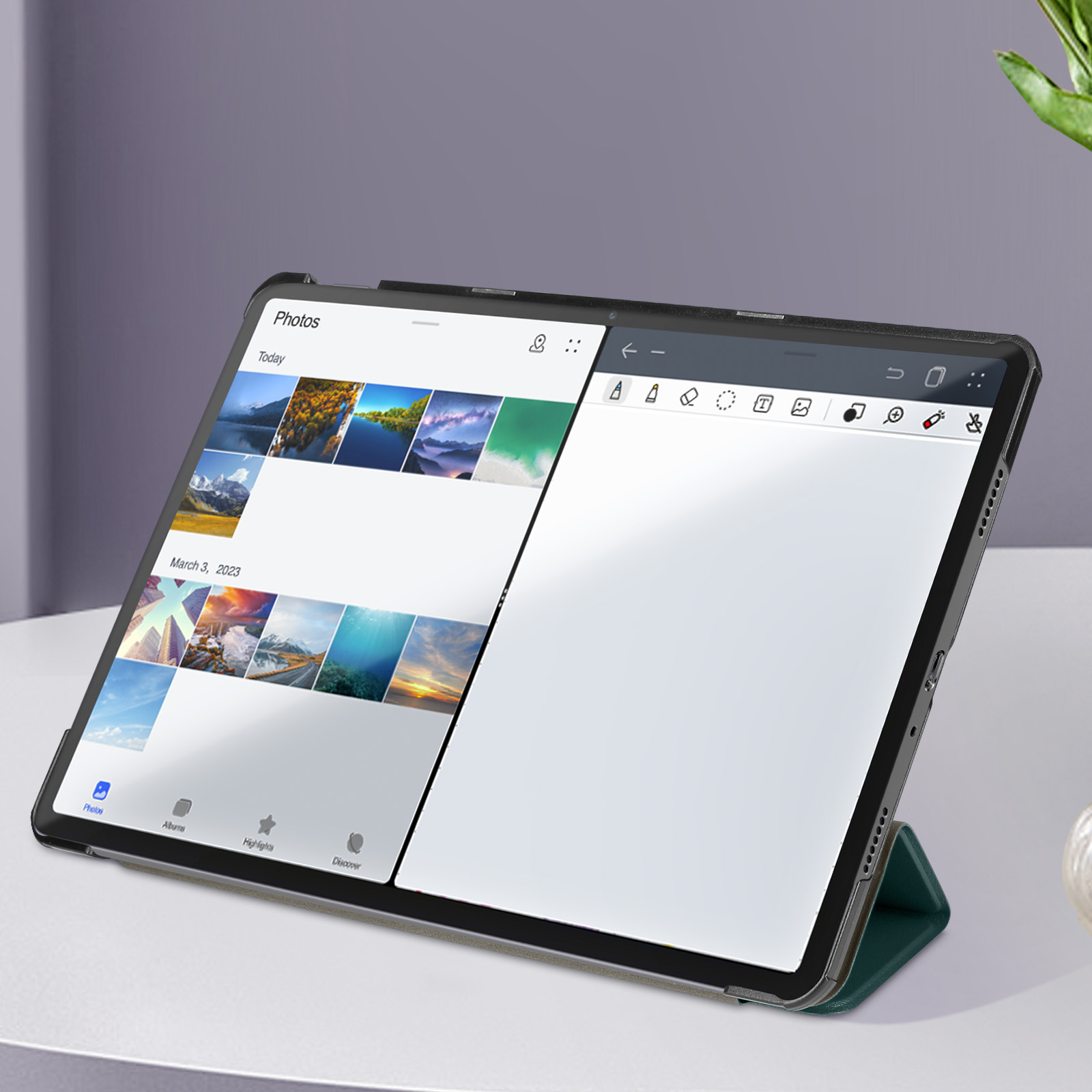 Tablet su supporto, mostra interfaccia app. Lo sfondo è una scrivania.