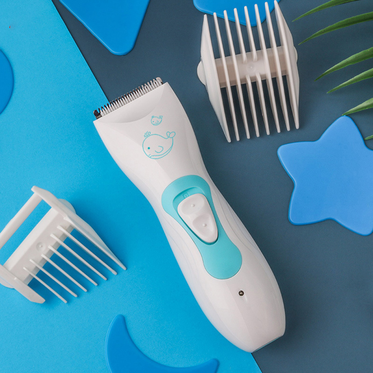 Ein weißer und blauer Baby-Haarschneider. Blauer und weißer Hintergrund.