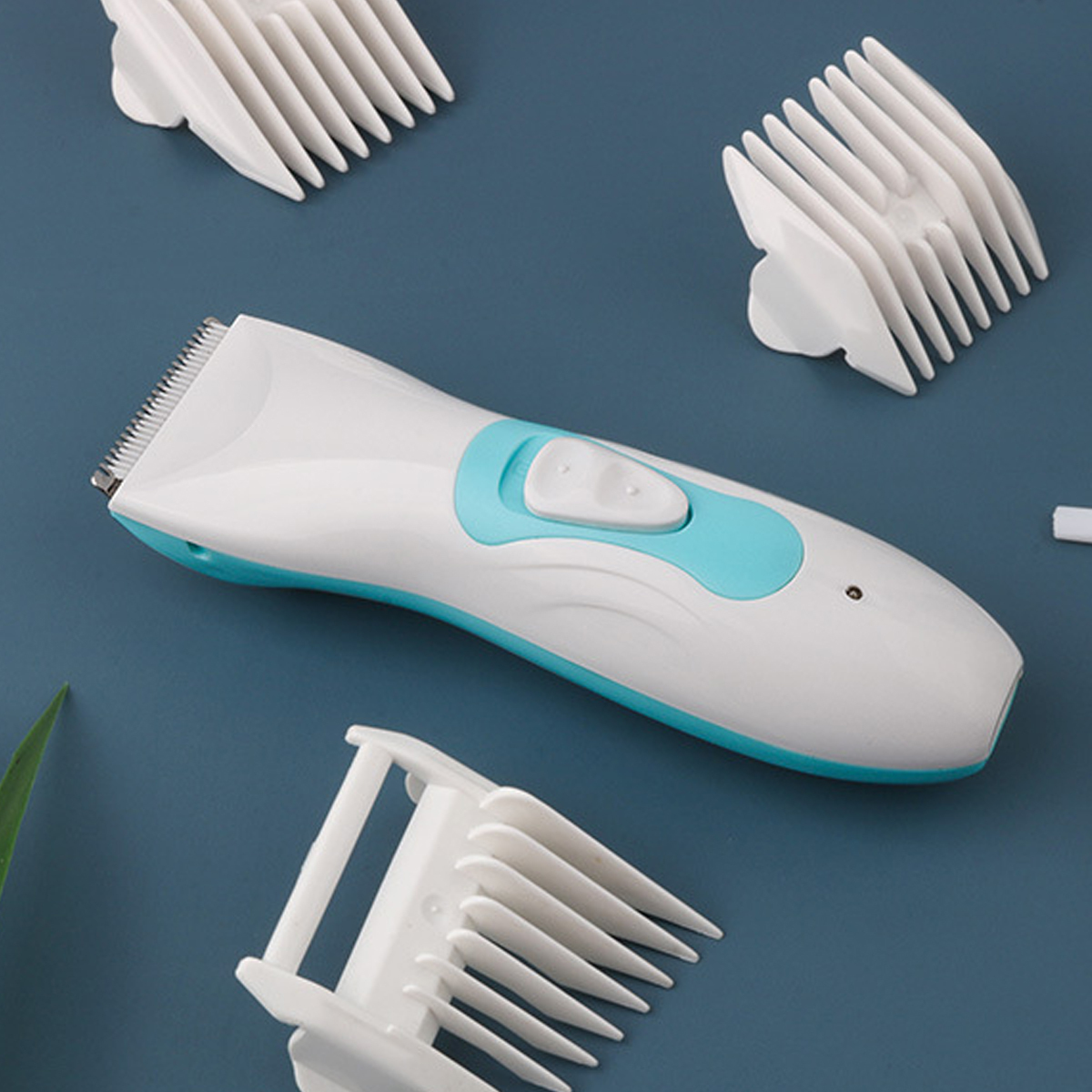 Weiße und blaugrüne elektrische Haarschneidemaschine mit mehreren weißen Kammaufsätzen. Hintergrund: teal.
