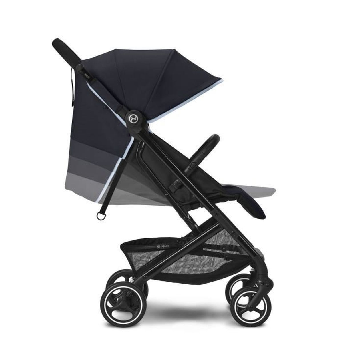 Schwarzer Kinderwagen mit schwarzem Rahmen, Rädern und Verdeck, isoliert auf weißem Hintergrund.