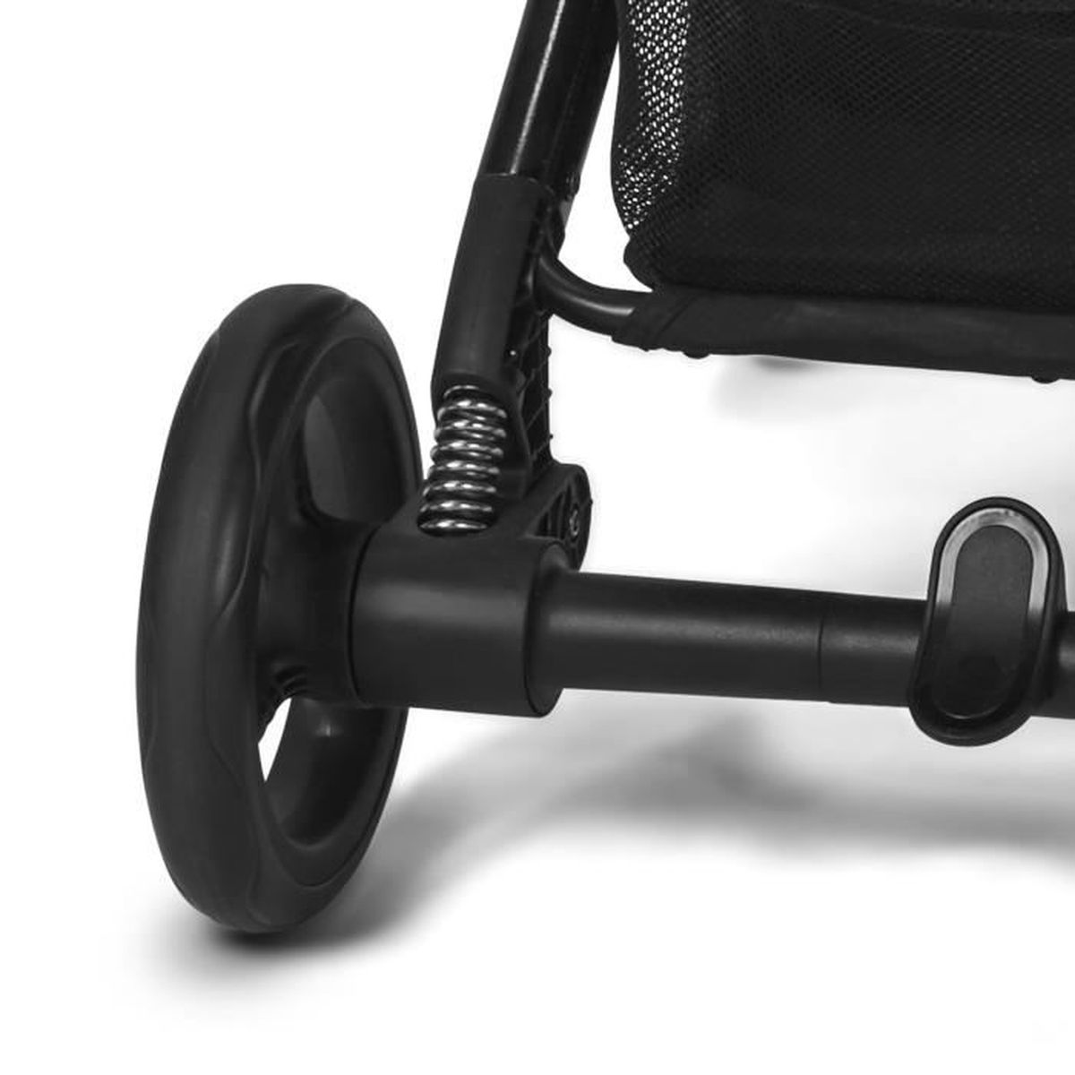 Nahaufnahme eines schwarzen Kinderwagenrads mit schwarzem Rahmen und Feder.