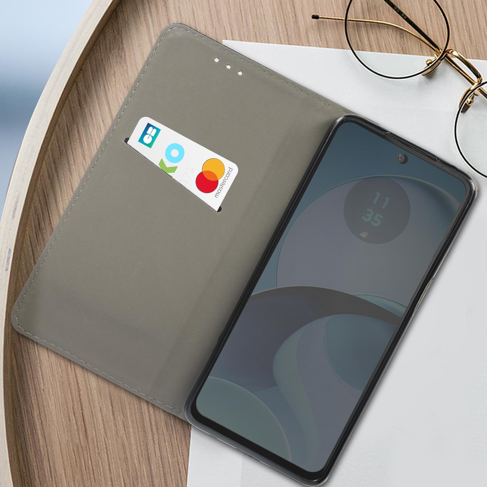 Smartphone in einer Hülle mit einer Karte und einem Mastercard-Logo.