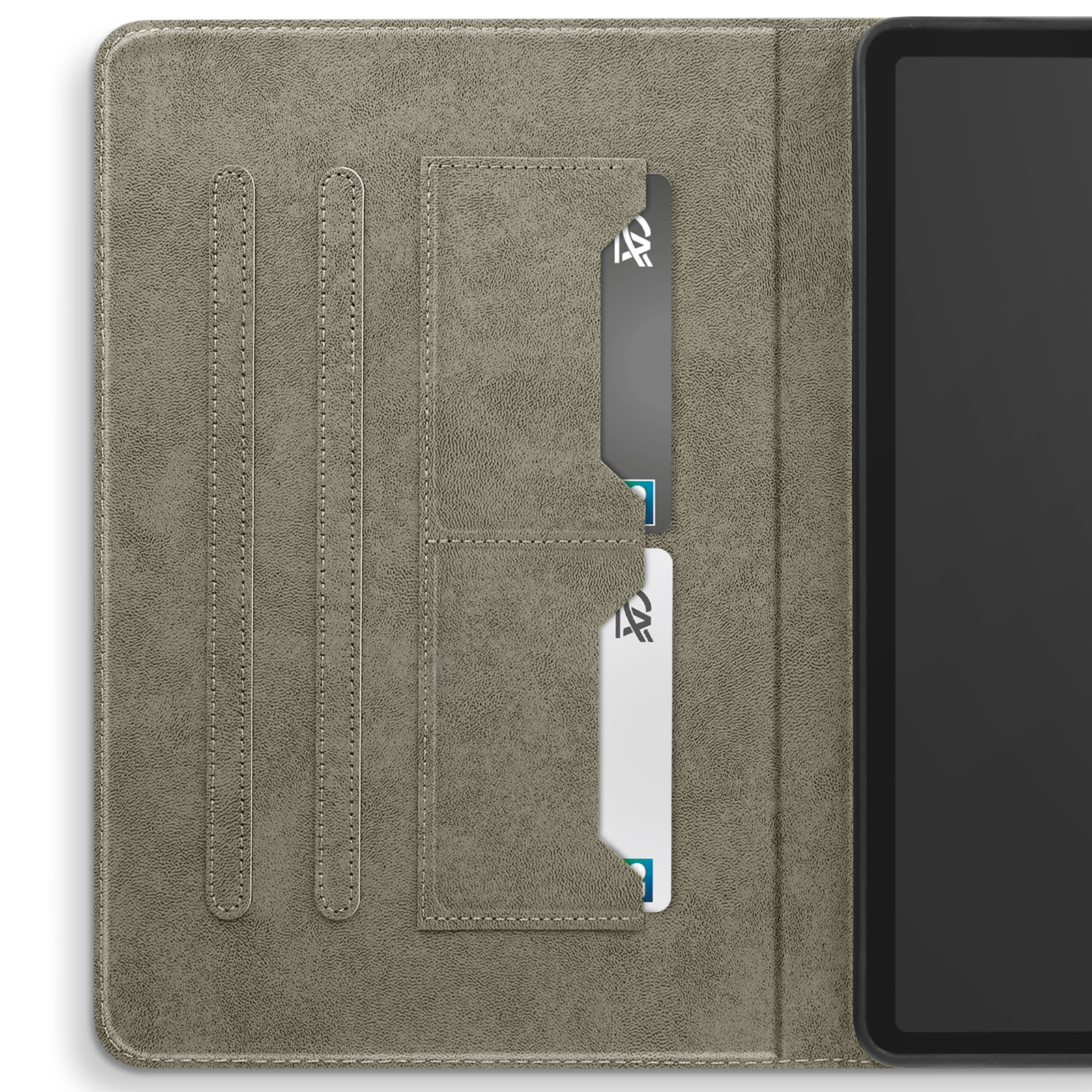 Custodia grigia per tablet con fessure per carte e un tablet all'interno. Carte inserite.