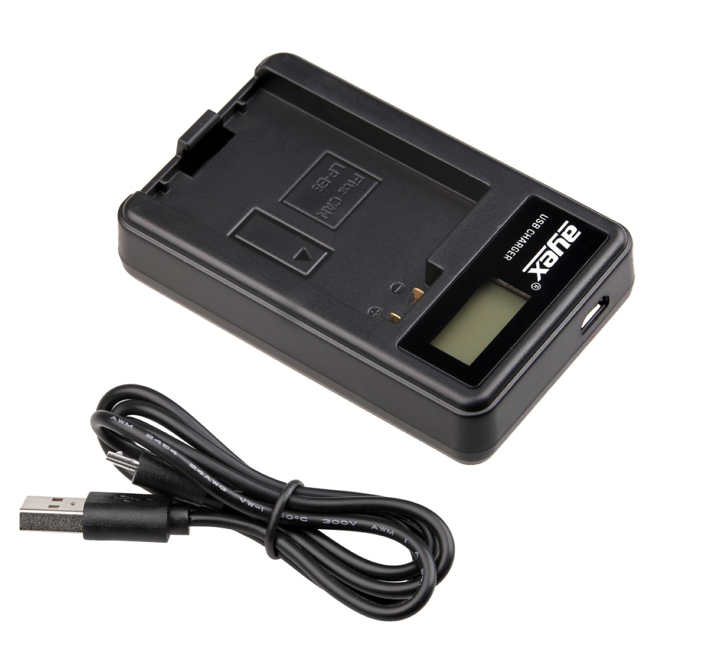 Schwarzes USB-Ladegerät mit USB-Kabel. Das Ladegerät hat ein Display.