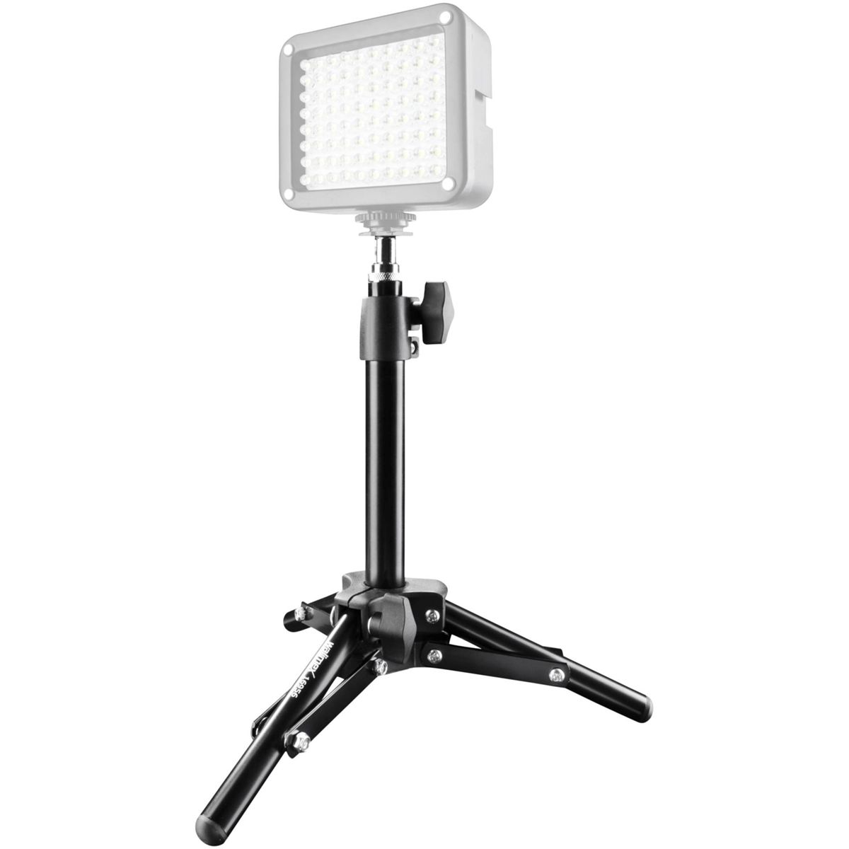 Un trípode negro con una luz LED. La luz es rectangular y blanca.