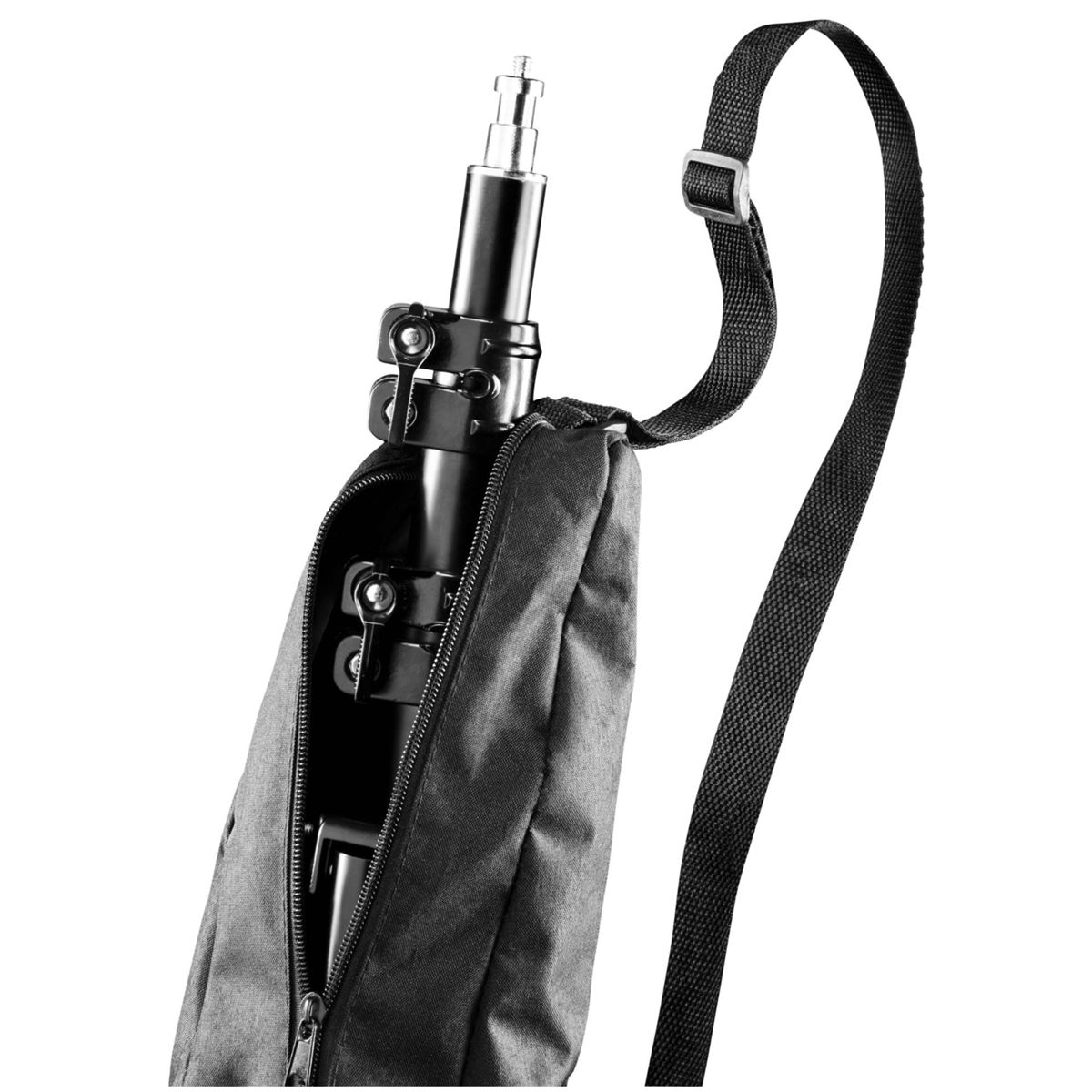 Ein schwarzes Stativ mit einer Tragetasche und einem Gurt. Das Stativ ist teilweise in der Tasche.