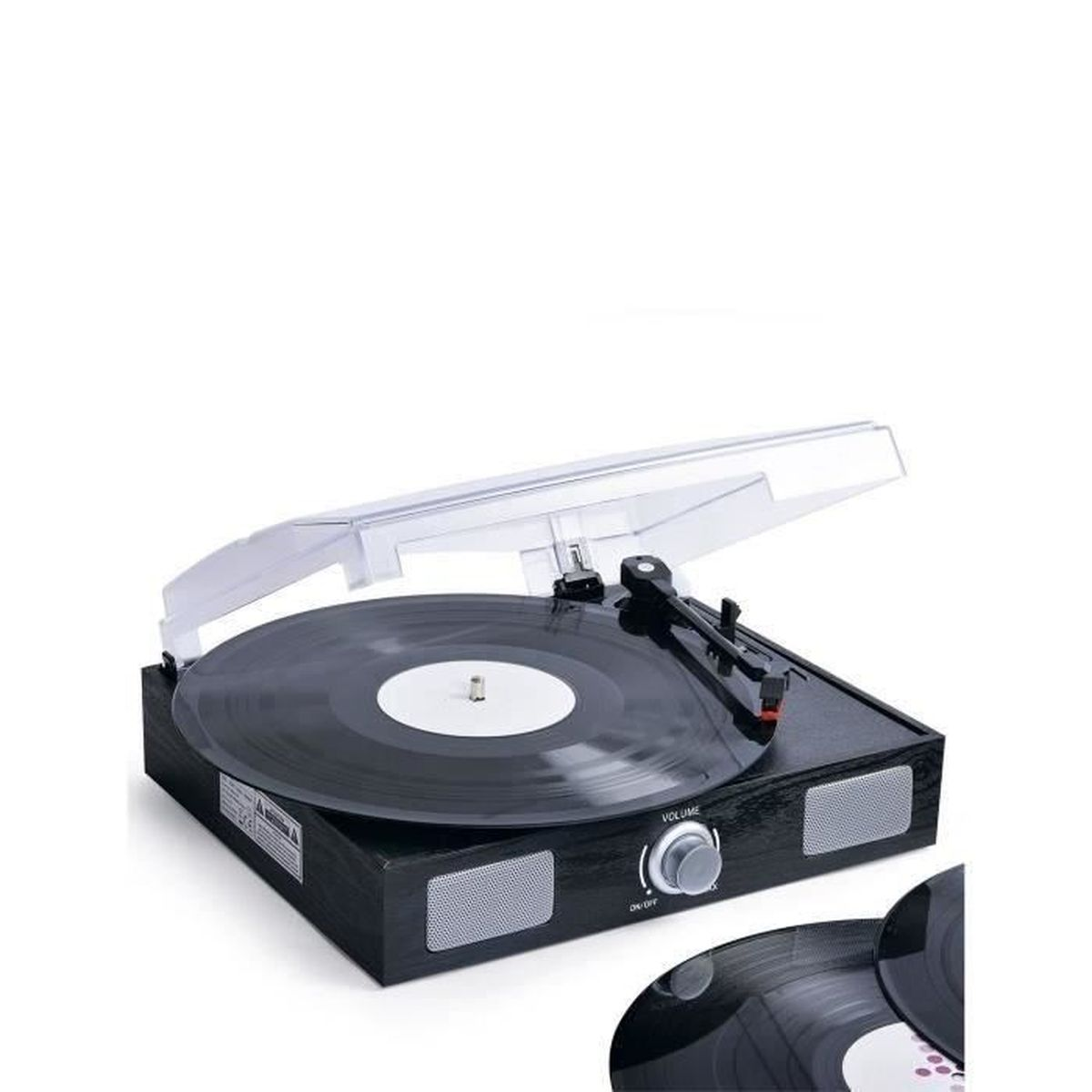 Schwarzer Plattenspieler mit Vinyl-Schallplatte und durchsichtiger Abdeckung. Weißer Hintergrund.