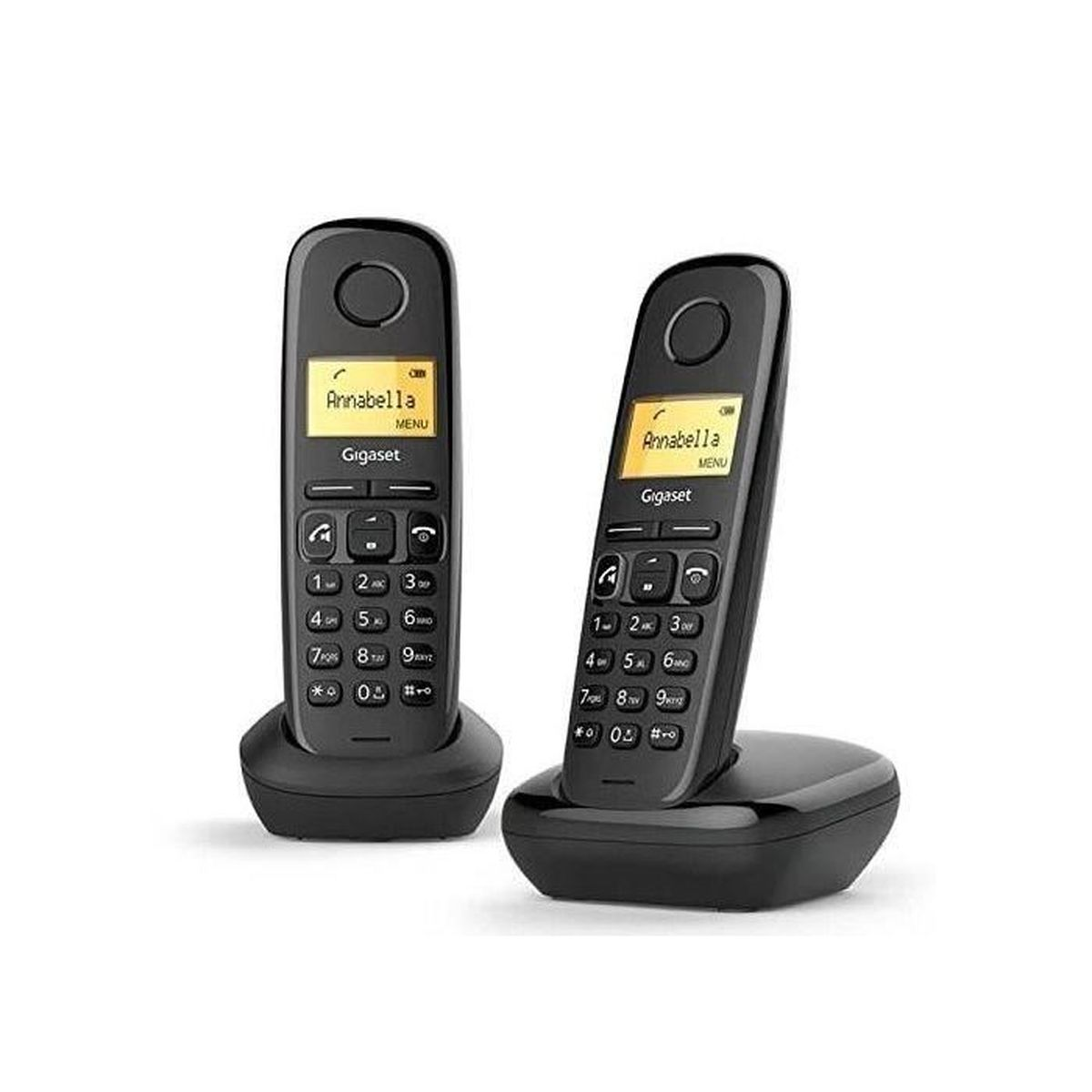 Due telefoni cordless neri con schermi. Sono sulle loro basi di ricarica. Il display mostra un nome.