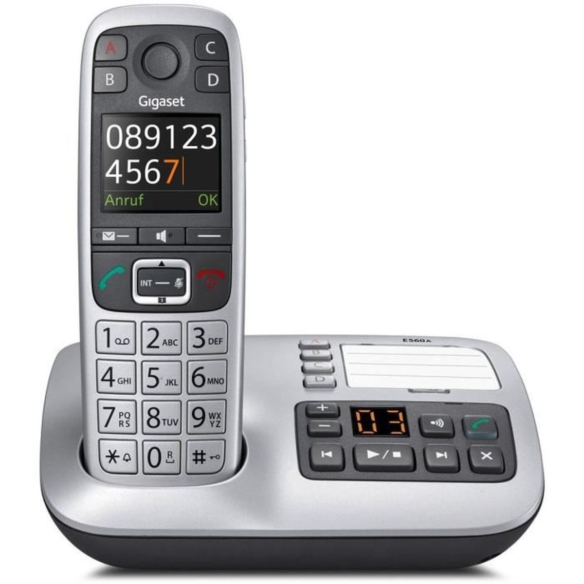 Silberfarbenes schnurloses Telefon mit Zahlenanzeige und Tasten. Schwarze Basis. Weißer Hintergrund.