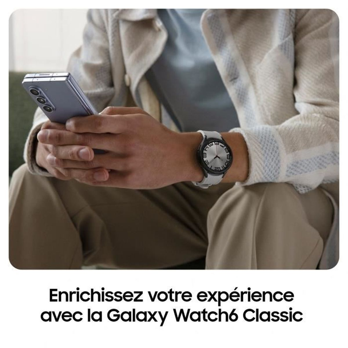Persona con reloj y teléfono. Texto: Amplíe su experiencia con Galaxy Watch6 Classic.