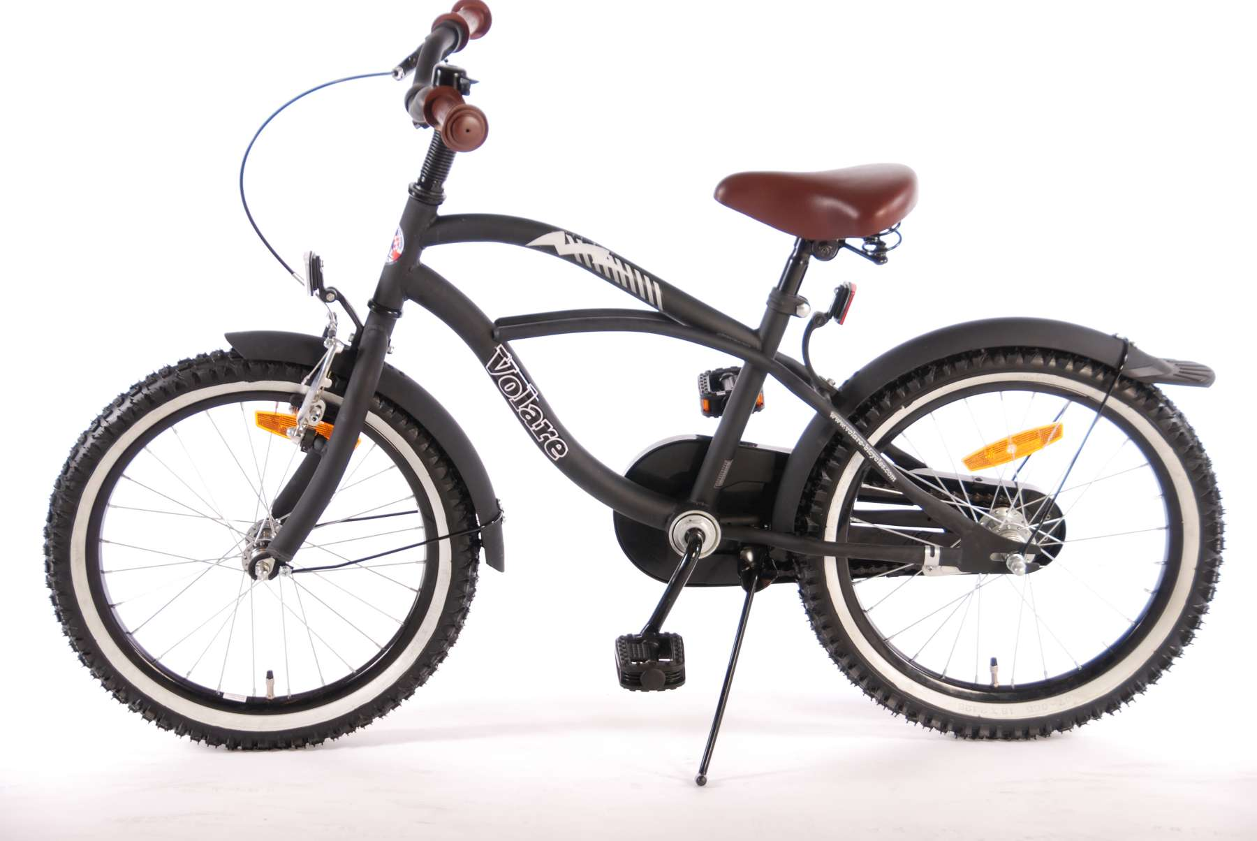 Schwarzes Kinderfahrrad. Es hat einen braunen Sitz, weiße Reifen und Reflektoren an den Rädern.