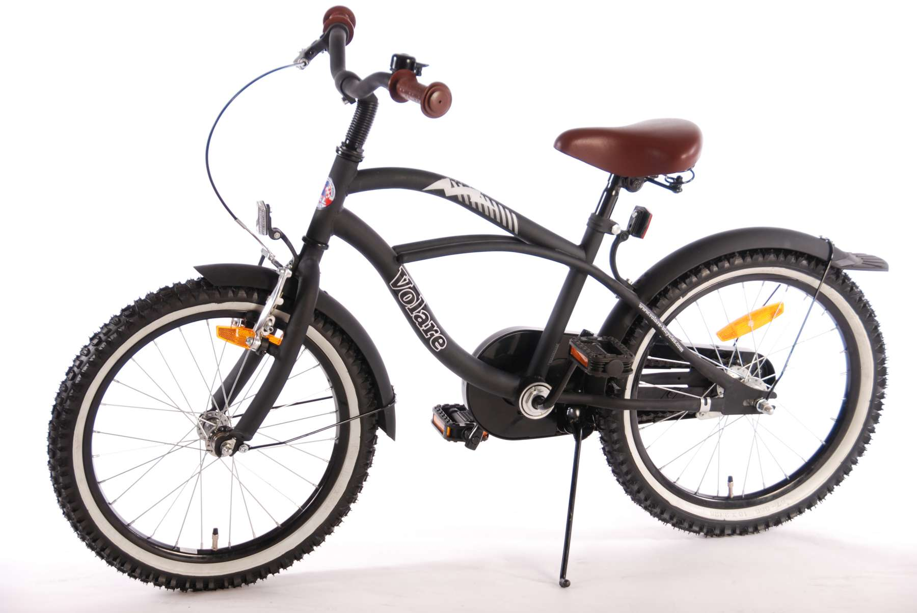 Ein schwarzes Fahrrad mit weißwandigen Reifen. Das Fahrrad hat einen braunen Sattel und Lenker.