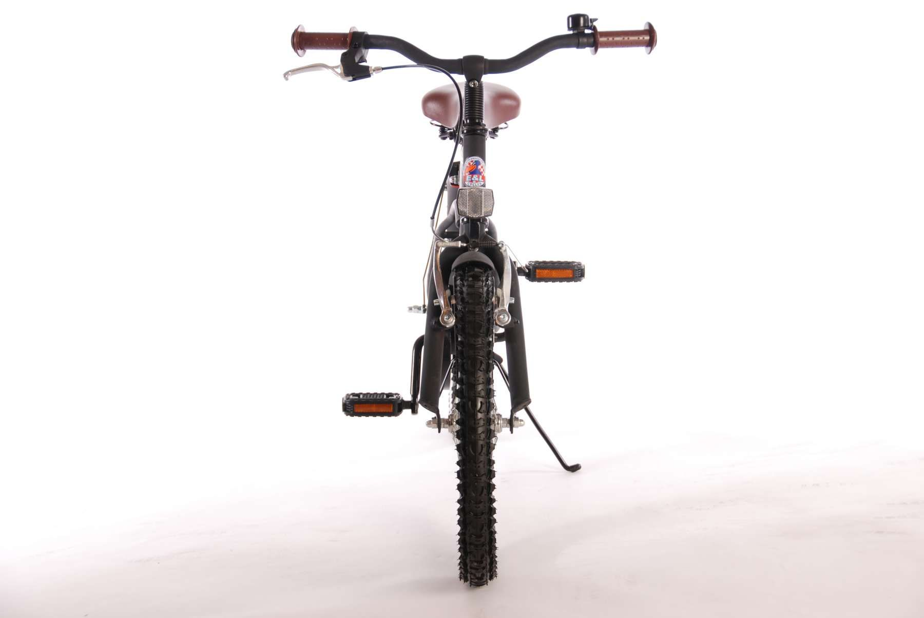 Ein schwarzes Fahrrad von vorne gesehen, mit braunem Sattel und Lenker, weißer Hintergrund.
