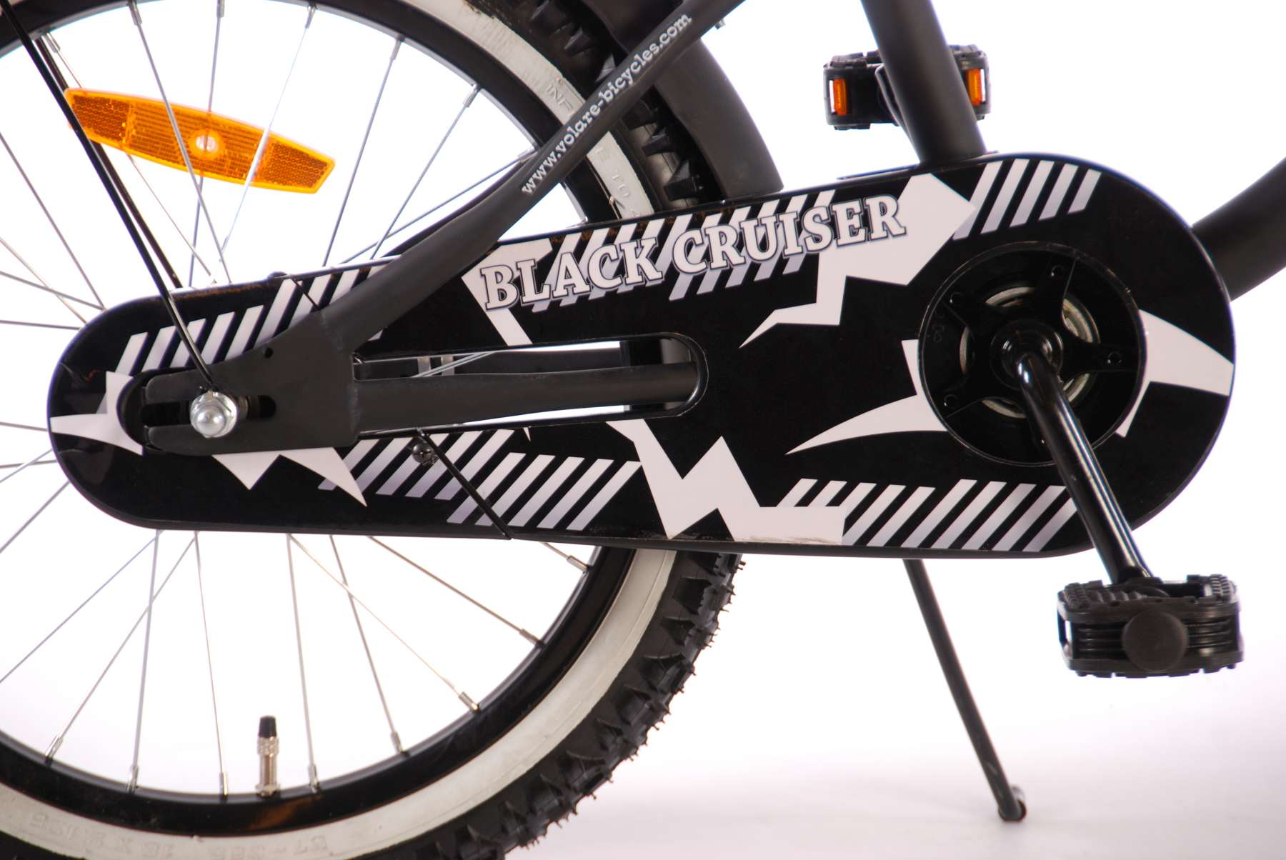 Schwarzes Fahrradrad und Kettenabdeckung mit Design. Es ist ein 'Black Cruiser'.