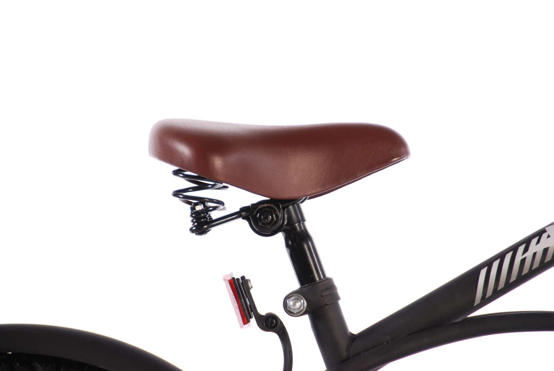 Nahaufnahme eines Fahrradsattels mit Federn und einem roten Rückstrahler. Das Fahrrad ist schwarz.