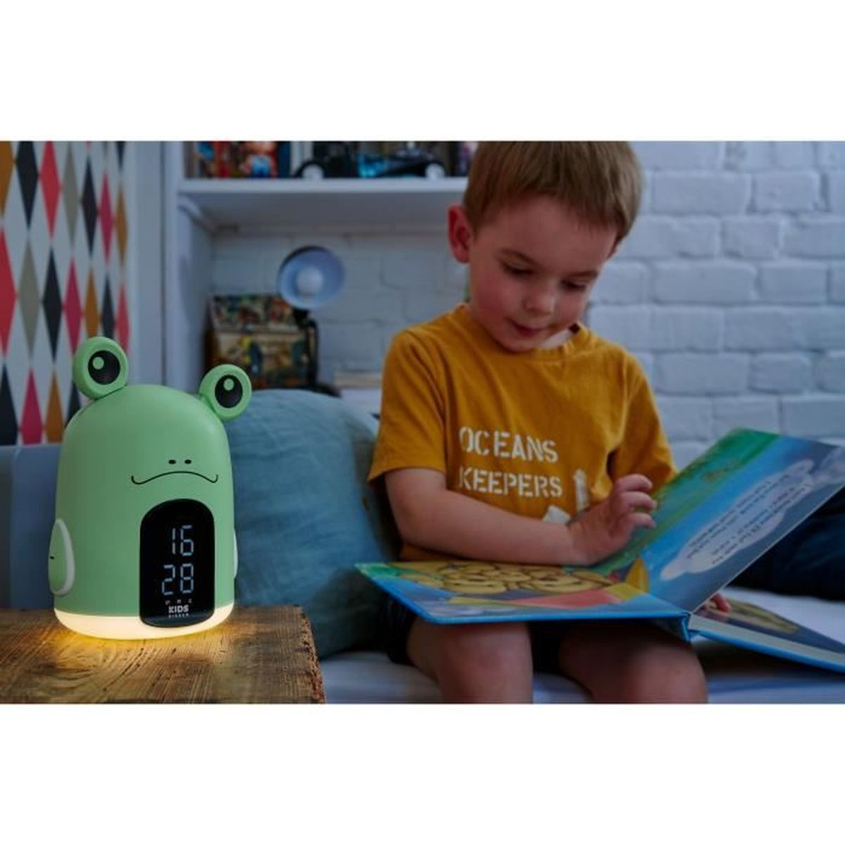 Un niño leyendo un libro cerca de un reloj con forma de rana.