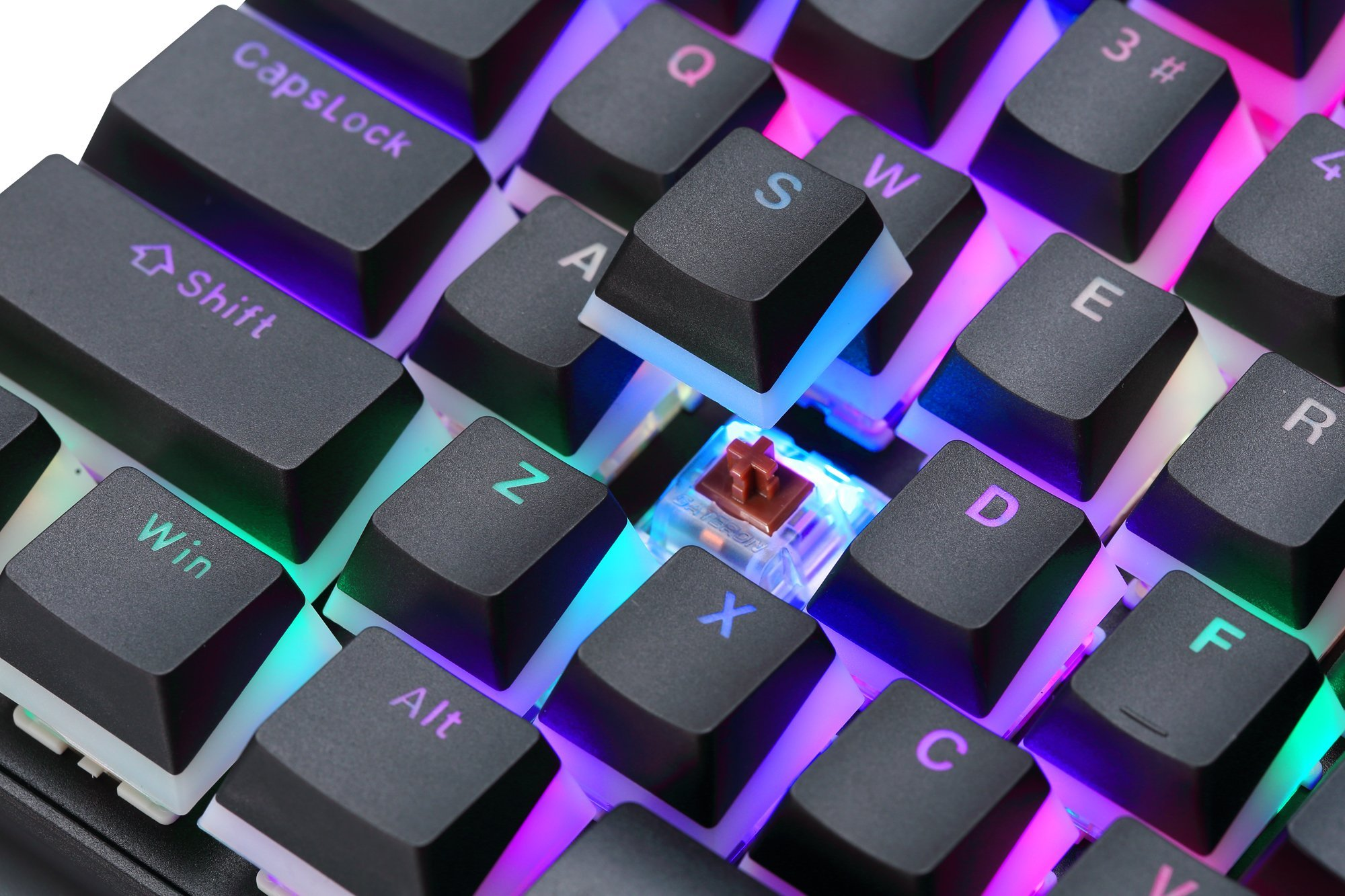 Nahaufnahme einer Tastatur mit entfernter 'S'-Taste. Ein mechanischer Schalter ist sichtbar, umgeben von RGB-Beleuchtung.