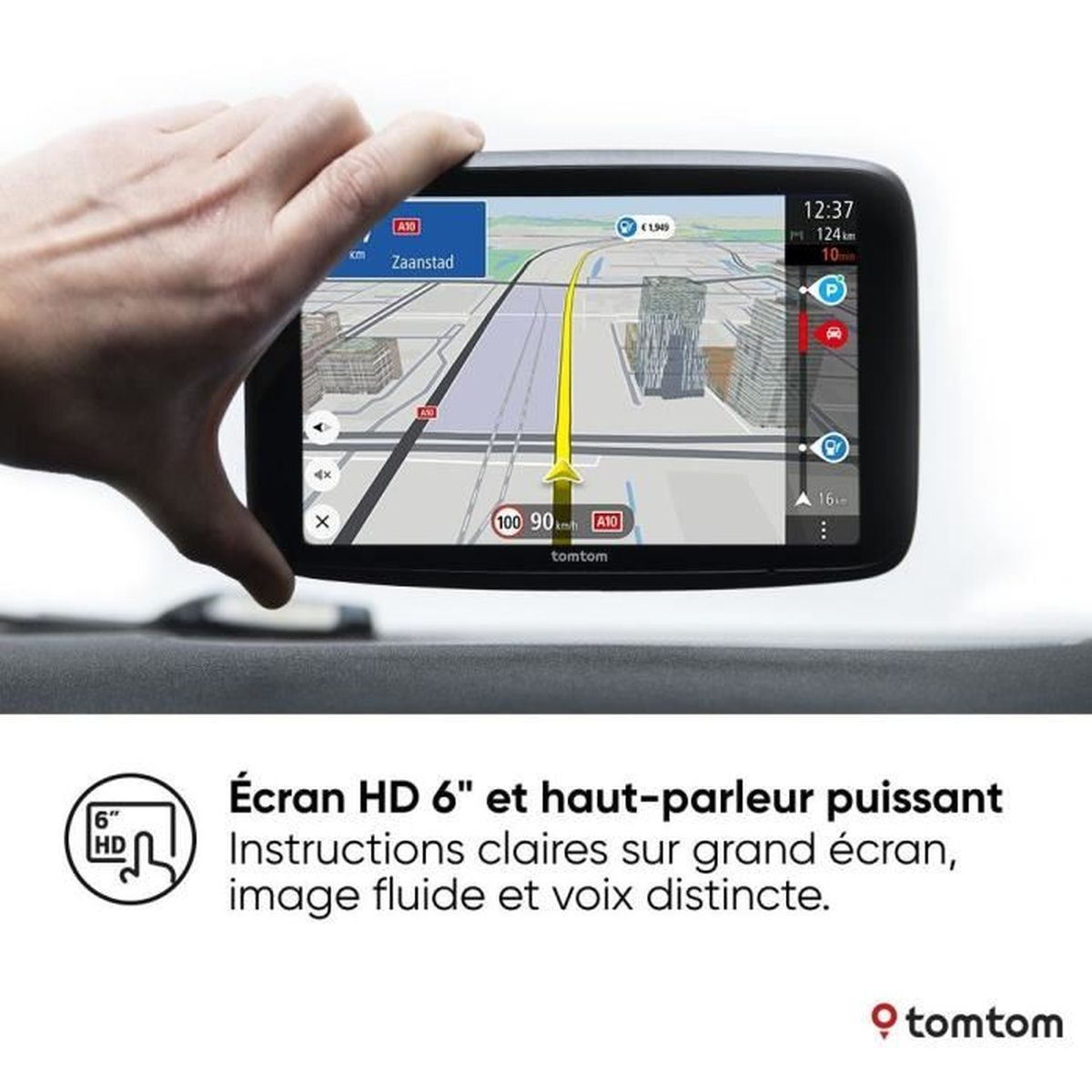 Una mano che tiene uno schermo GPS TomTom che mostra una mappa con istruzioni di navigazione.