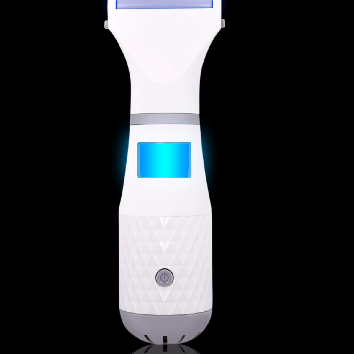Weißer und grauer Elektrorasierer mit blauem Bildschirm und Ein-/Aus-Taste. Schwarzer Hintergrund.