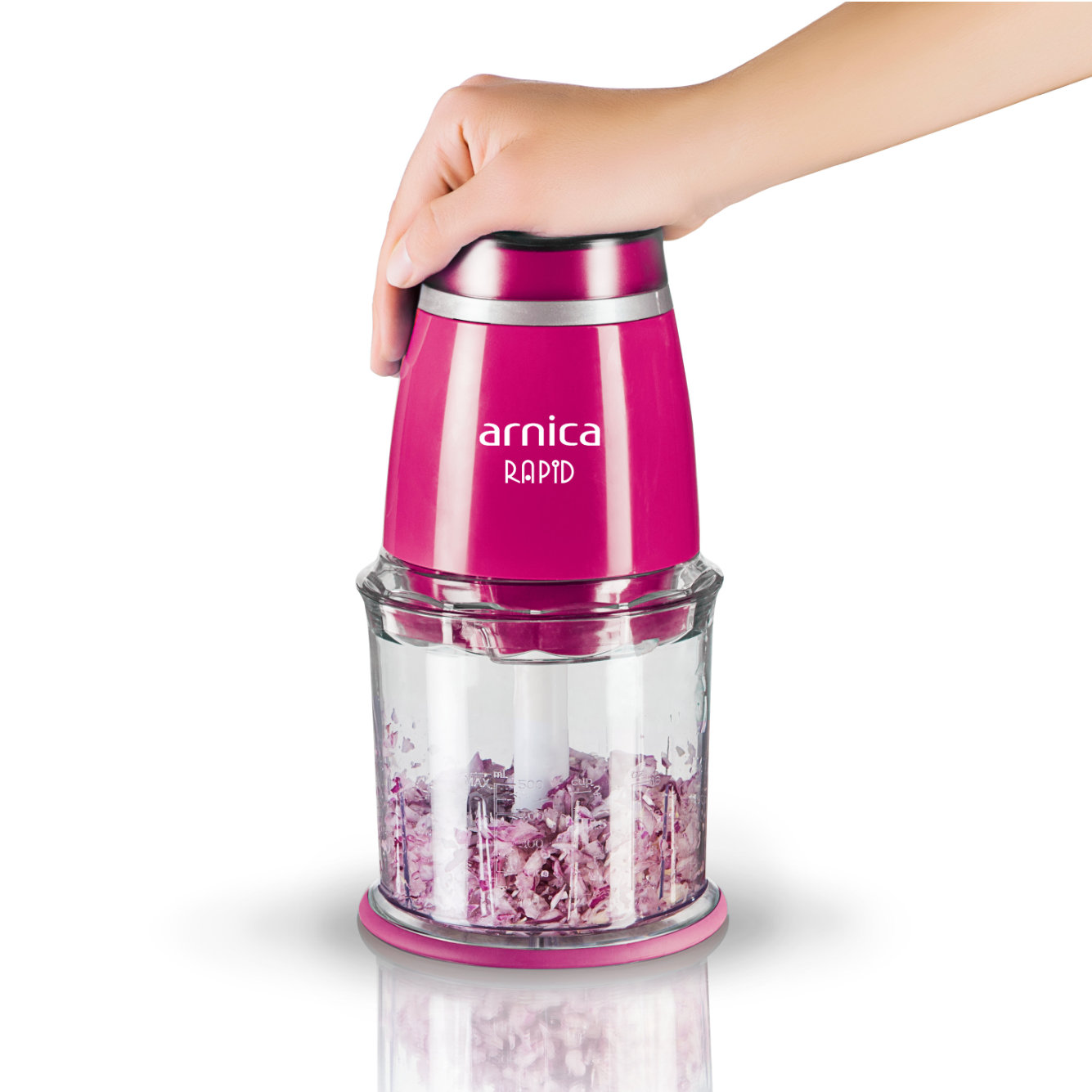 Elektrischer Lebensmittelzerkleinerer in Rosa und transparent. Hand hält den Deckel.