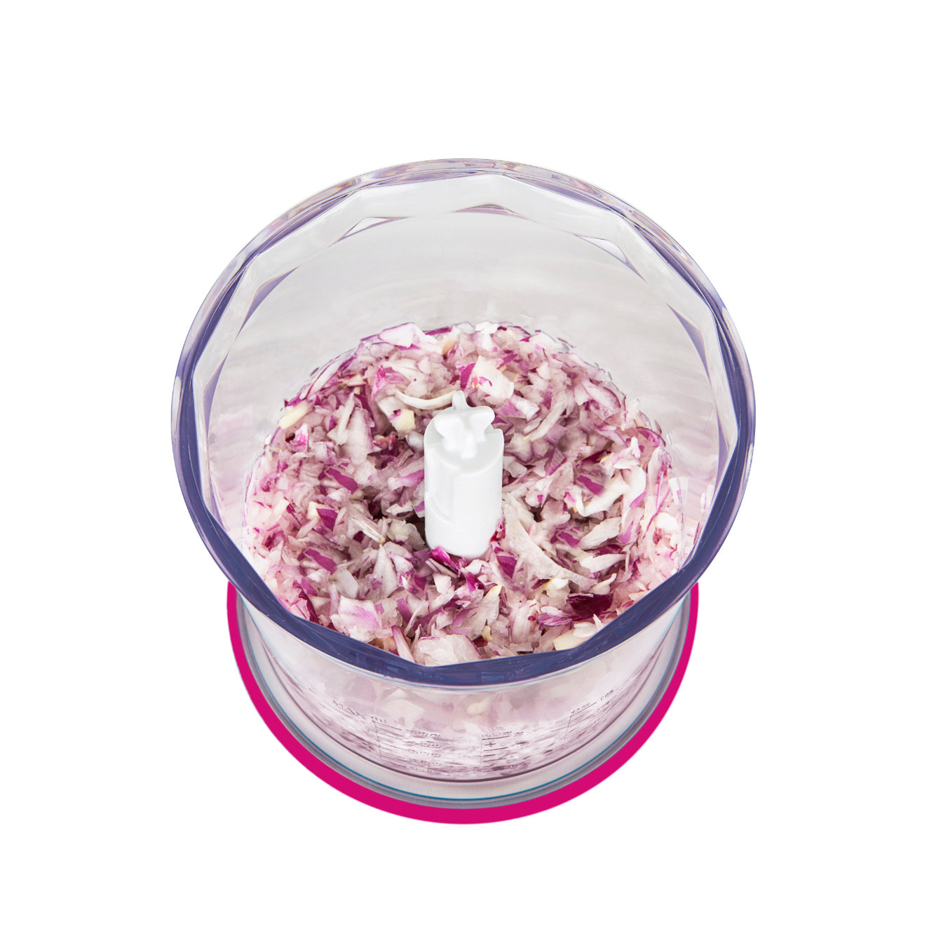 Gehackte rote Zwiebeln in einer rosa und transparenten Schüssel eines Foodprozessors, Draufsicht.