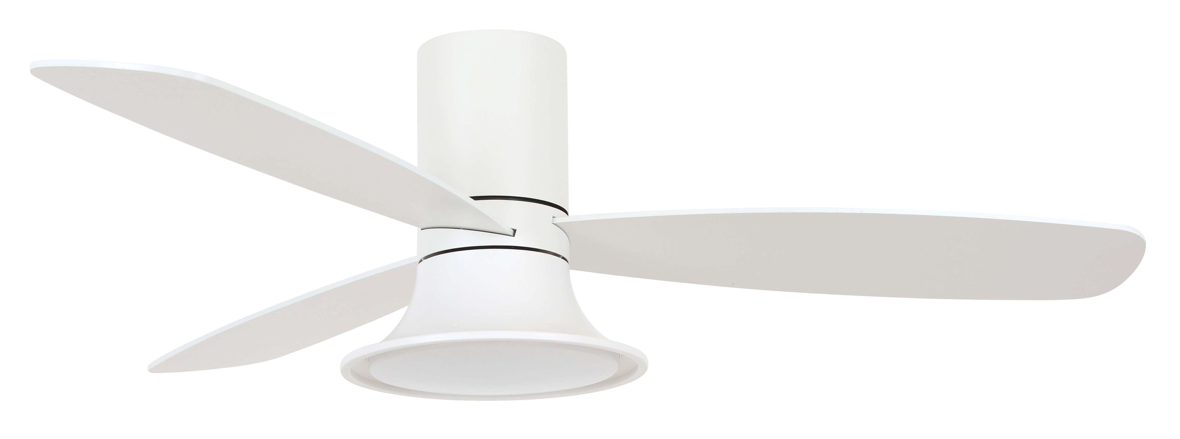 Weißer Deckenventilator mit vier Flügeln auf weißem Hintergrund.