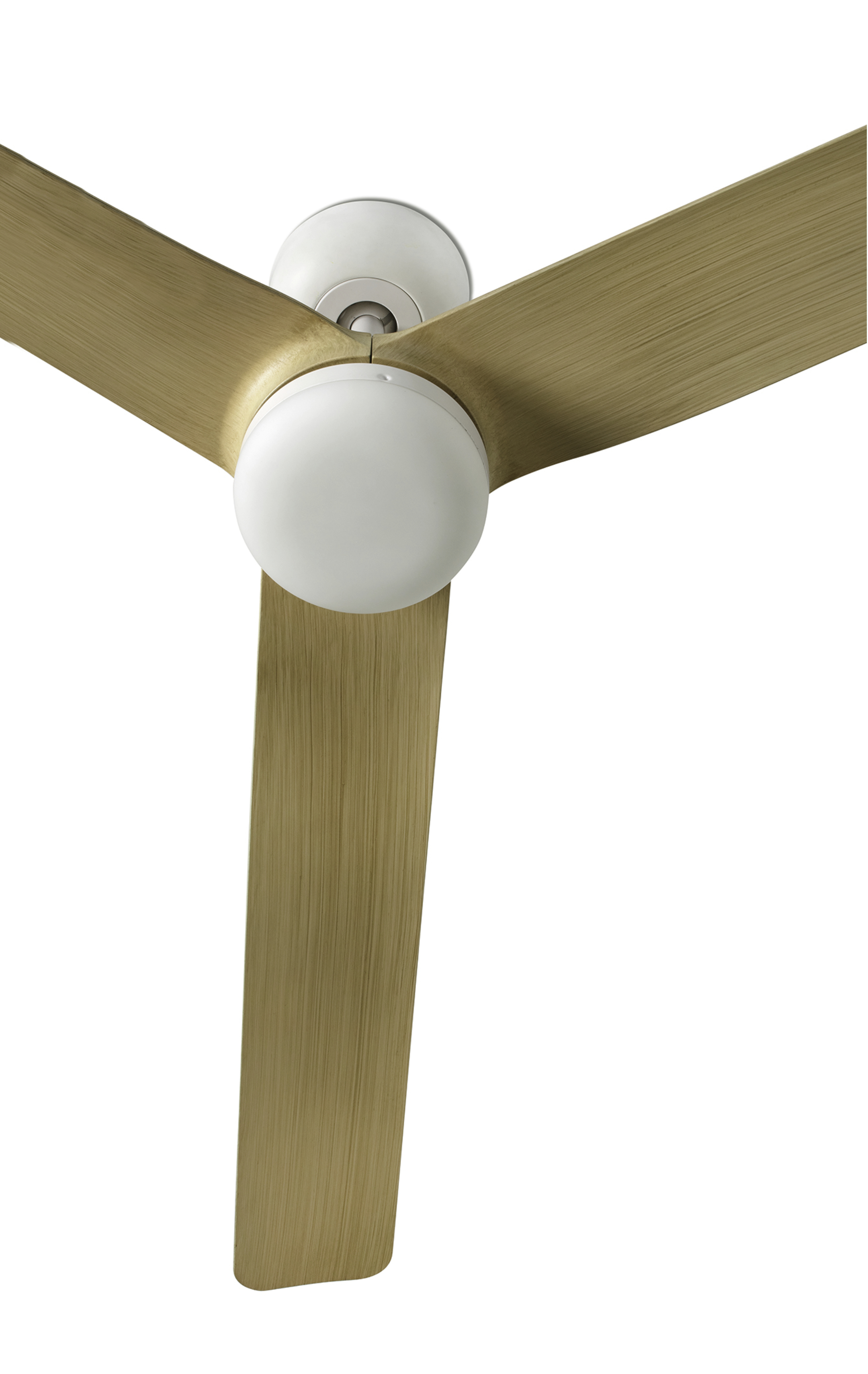 Nahaufnahme eines Deckenventilators, drei goldfarbene Flügel und weißes Motorgehäuse.
