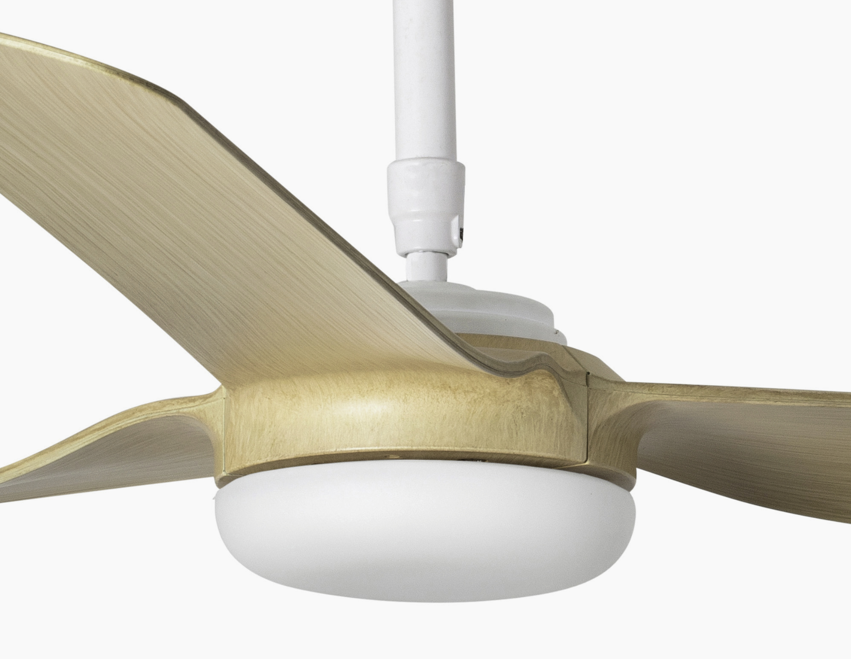 Deckenventilator mit Holzflügeln und weißem Motorgehäuse. Die Leuchte hat eine weiße Leuchte.
