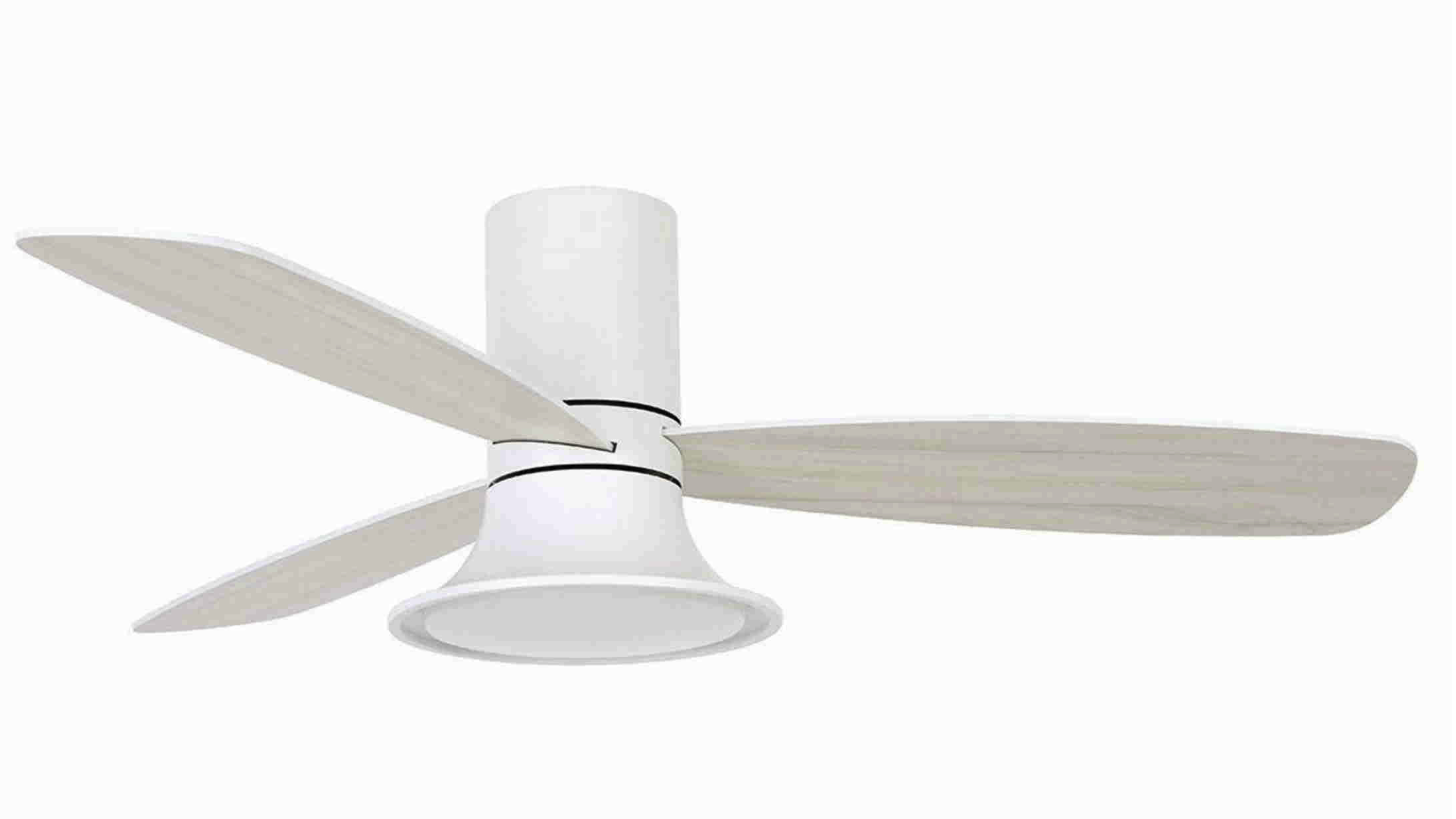 Weißer Deckenventilator mit fünf hellen Holzflügeln und weißem Sockel vor weißem Hintergrund.