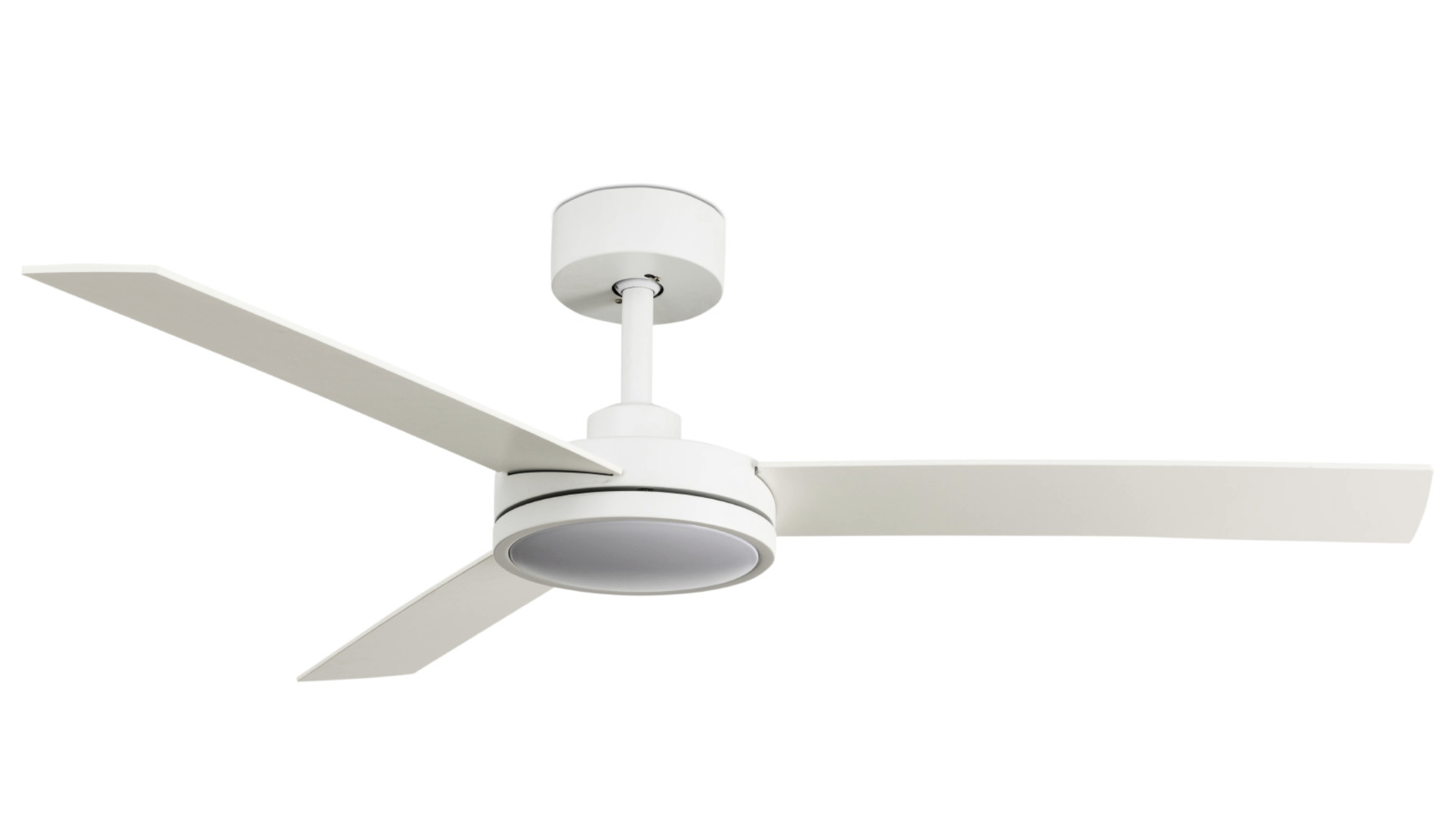 Un ventilatore da soffitto bianco con tre pale. Ha un alloggiamento motore e una luce bianchi.