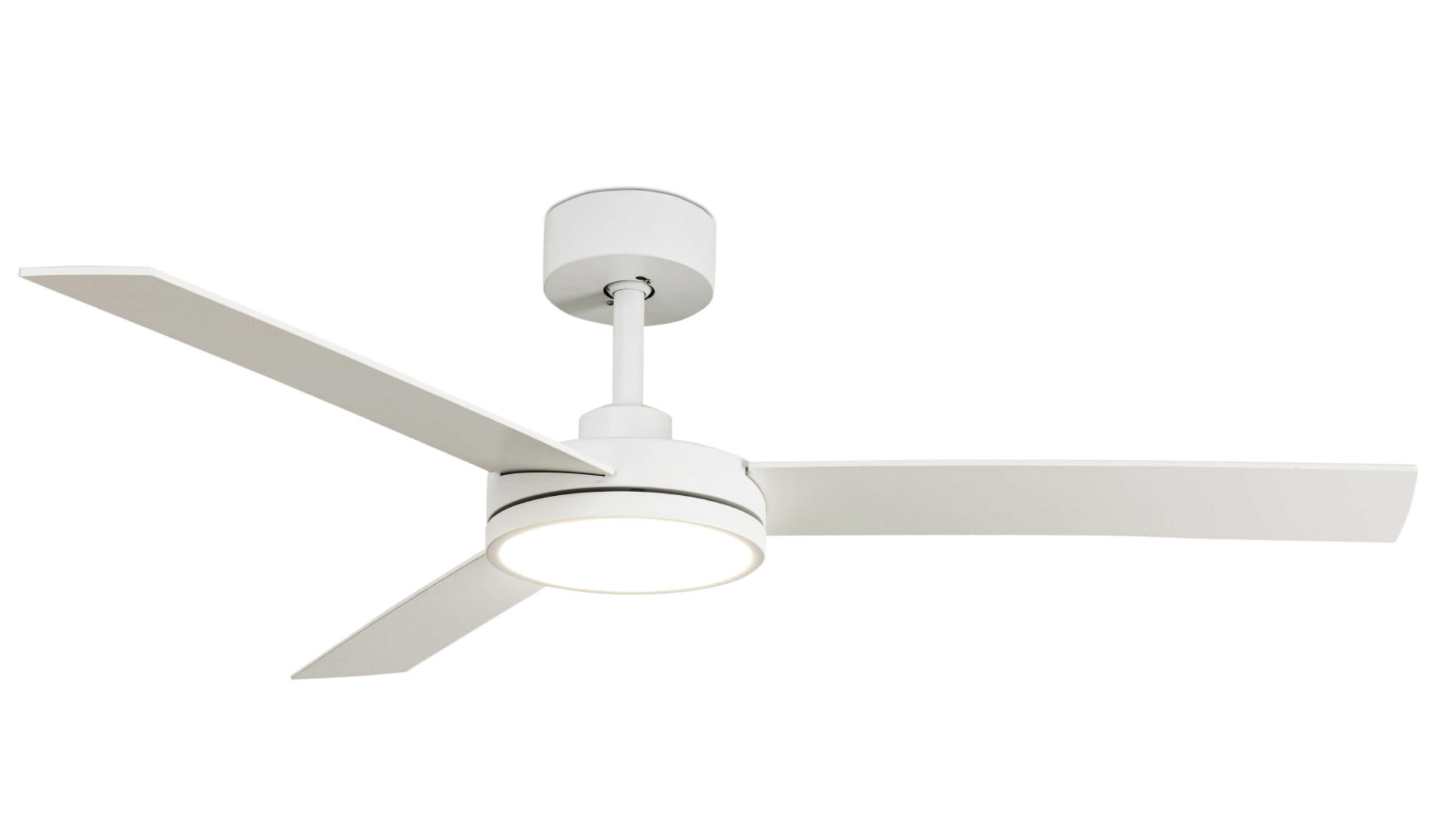 Ventilatore da soffitto bianco con tre pale e un'apparecchio di illuminazione circolare.