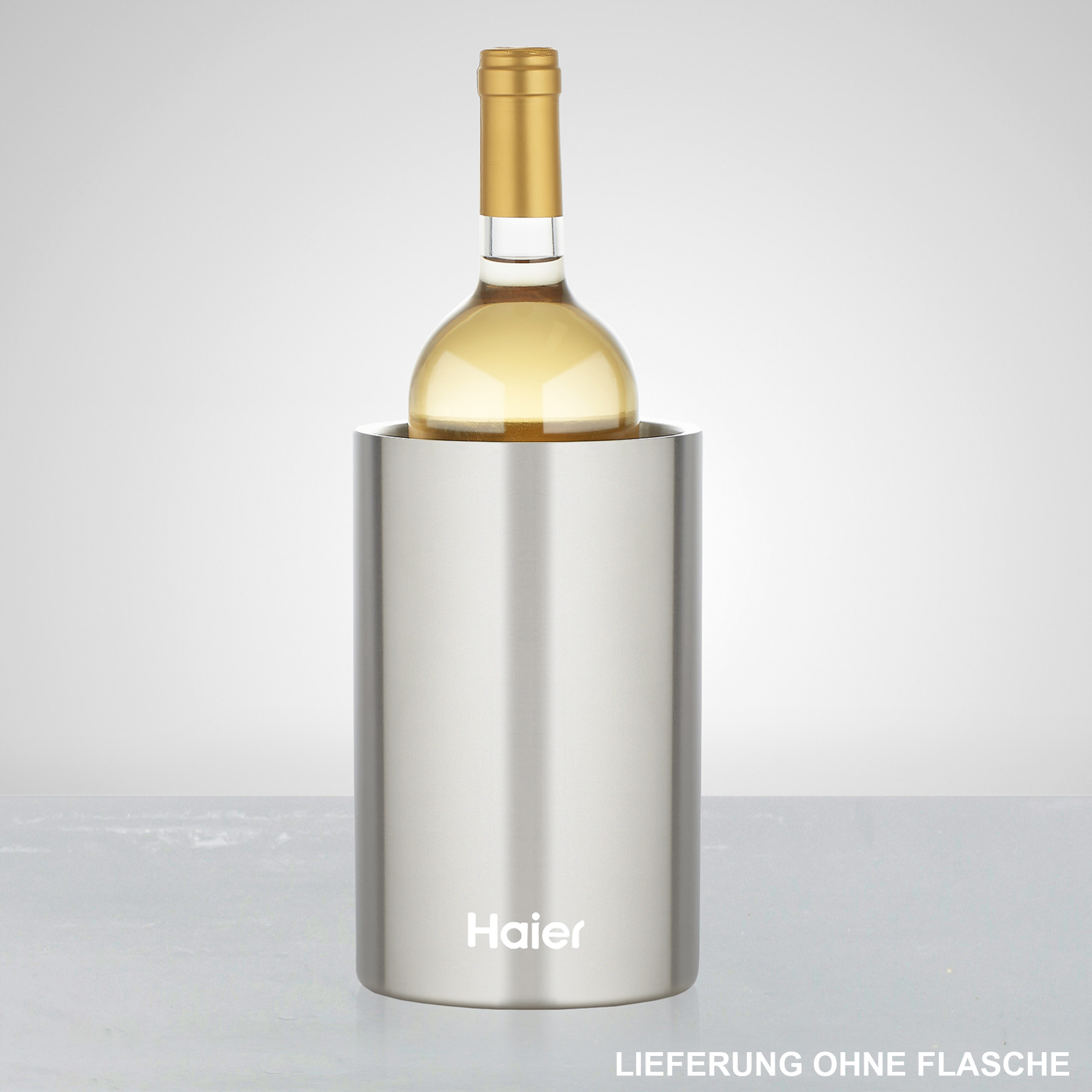 Bottiglia di vino in un refrigeratore d'argento su una superficie bianca. Tappo dorato visibile.