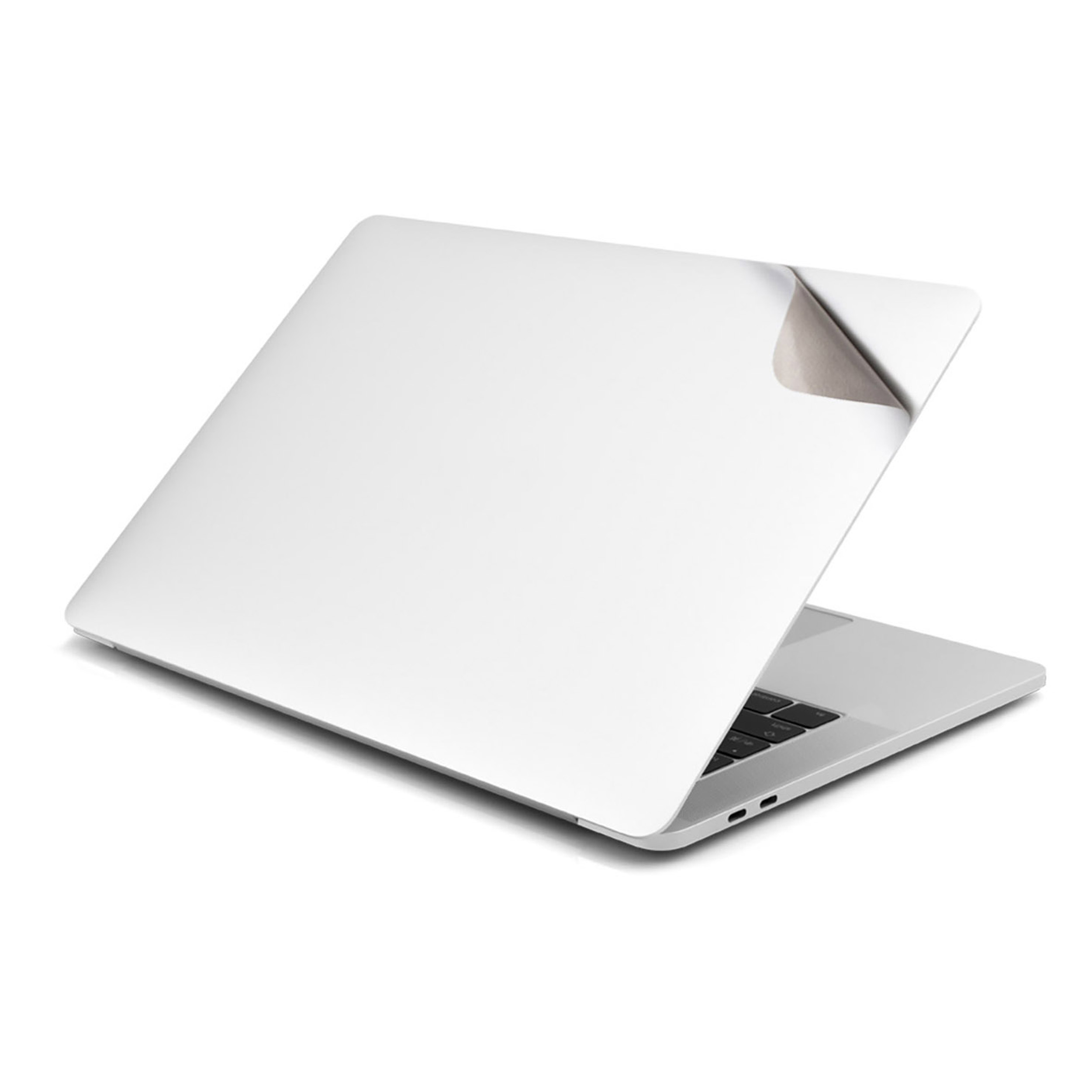 Ein weißer Laptop mit teilweise abgezogenem Aufkleber auf dem Deckel, vor weißem Hintergrund.