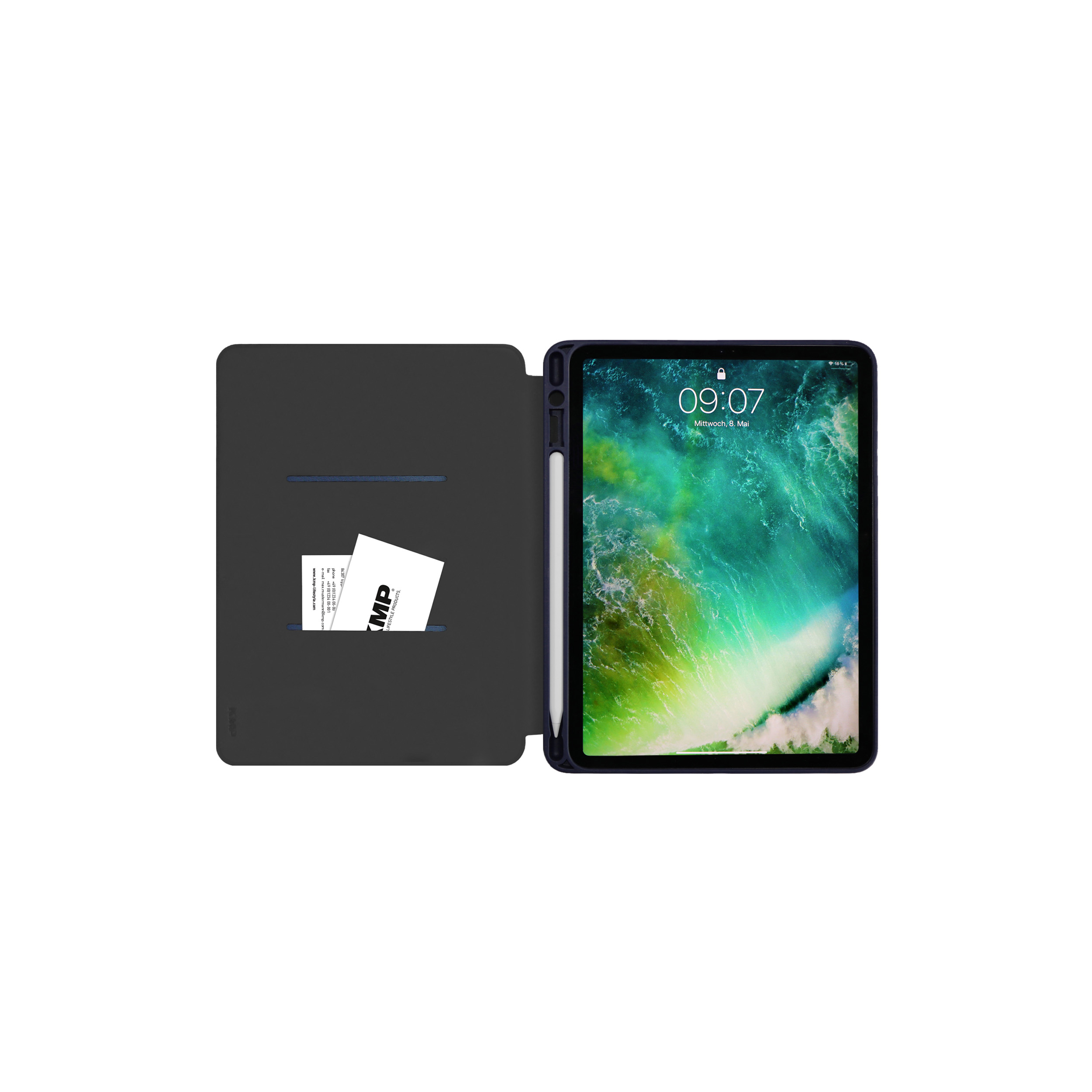 Eine offene iPad-Hülle mit einem iPad darin, einem Stift und einigen Karten. Die Hülle ist schwarz und der Hintergrund ist weiß.