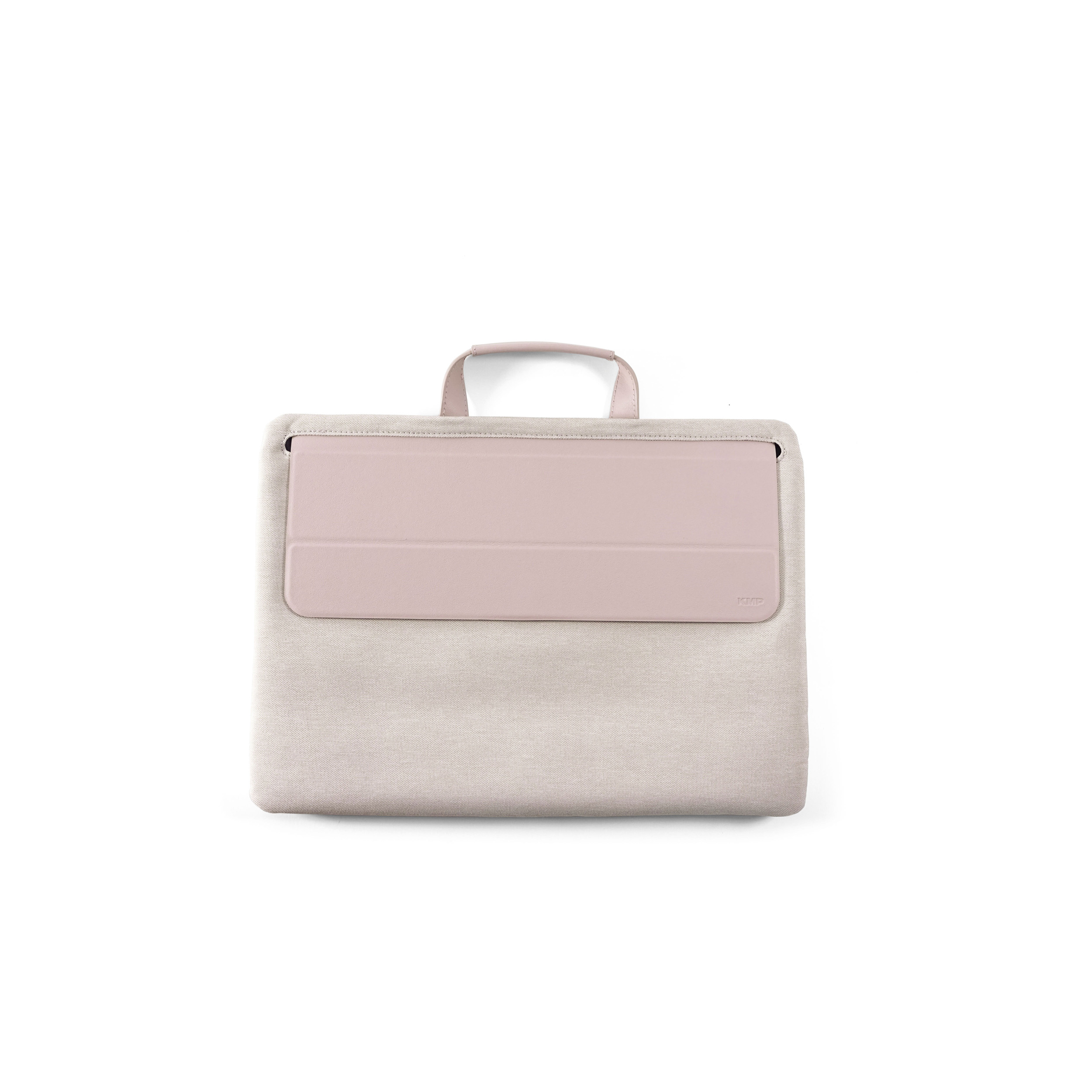 Beige Laptoptasche. Sie hat einen hellrosa Deckel zum Verschließen und einen Griff. Der Hintergrund ist weiß.