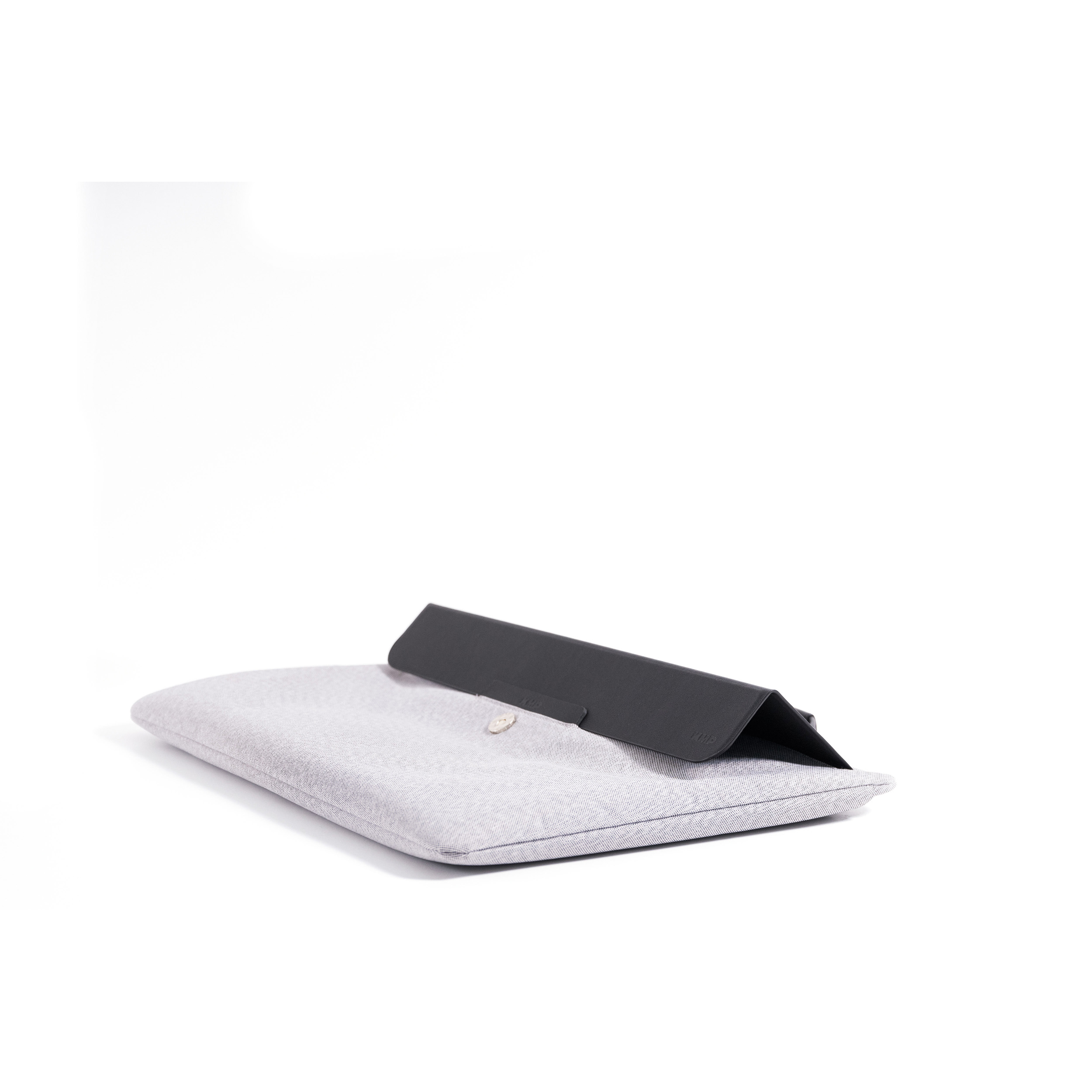Graue Laptoptasche auf weißem Hintergrund. Schwarzer Deckel offen. Weißer Knopf.