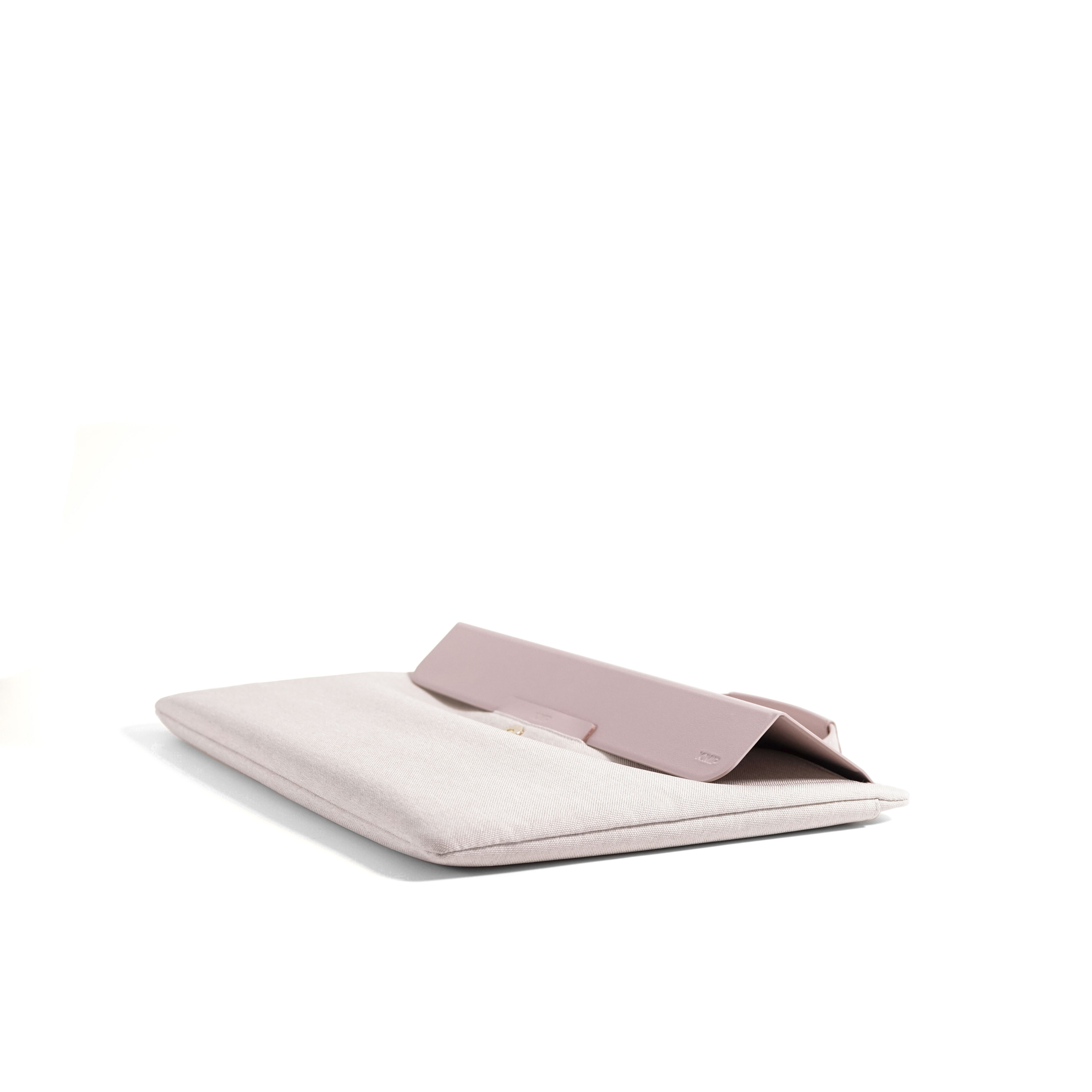 Eine rosa Tablethülle mit einem Tablet darin, auf weißem Hintergrund.