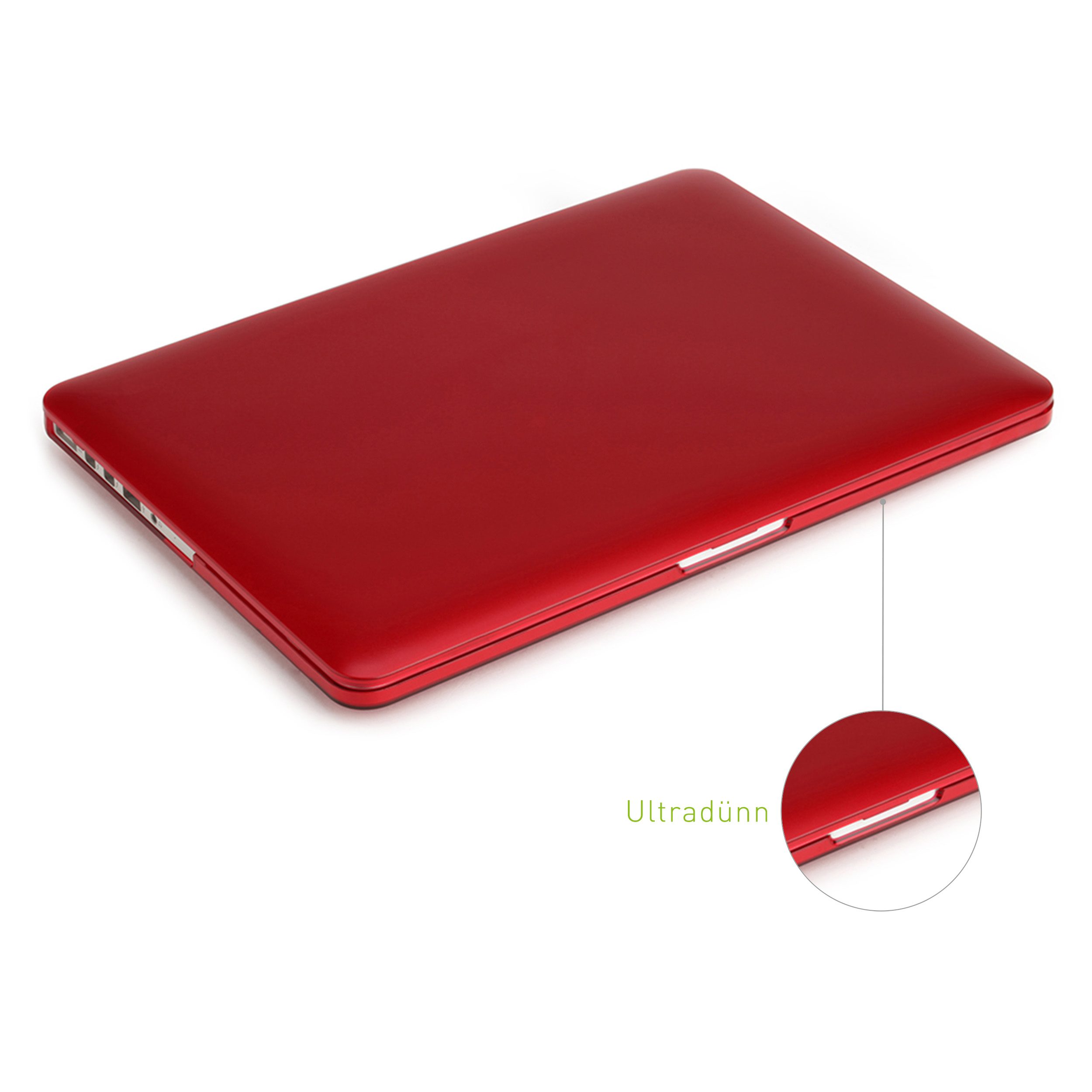Roter Laptop, geschlossen, auf weißer Oberfläche. Nahaufnahme zeigt Kante mit Anschluss.