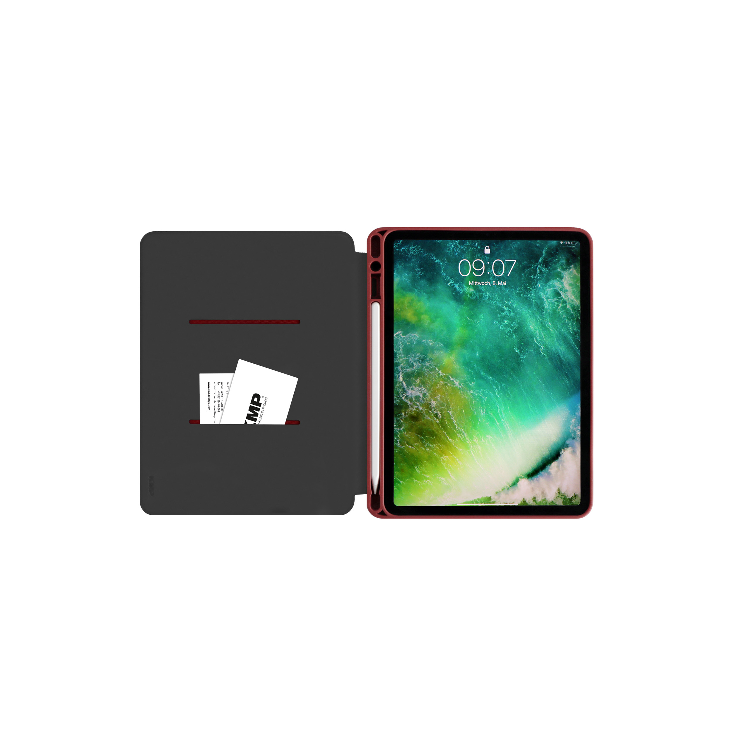 Ein iPad in einem burgunderfarbenen Gehäuse mit einem Stift an der Seite. Eine kleine Karte befindet sich in der Tasche.